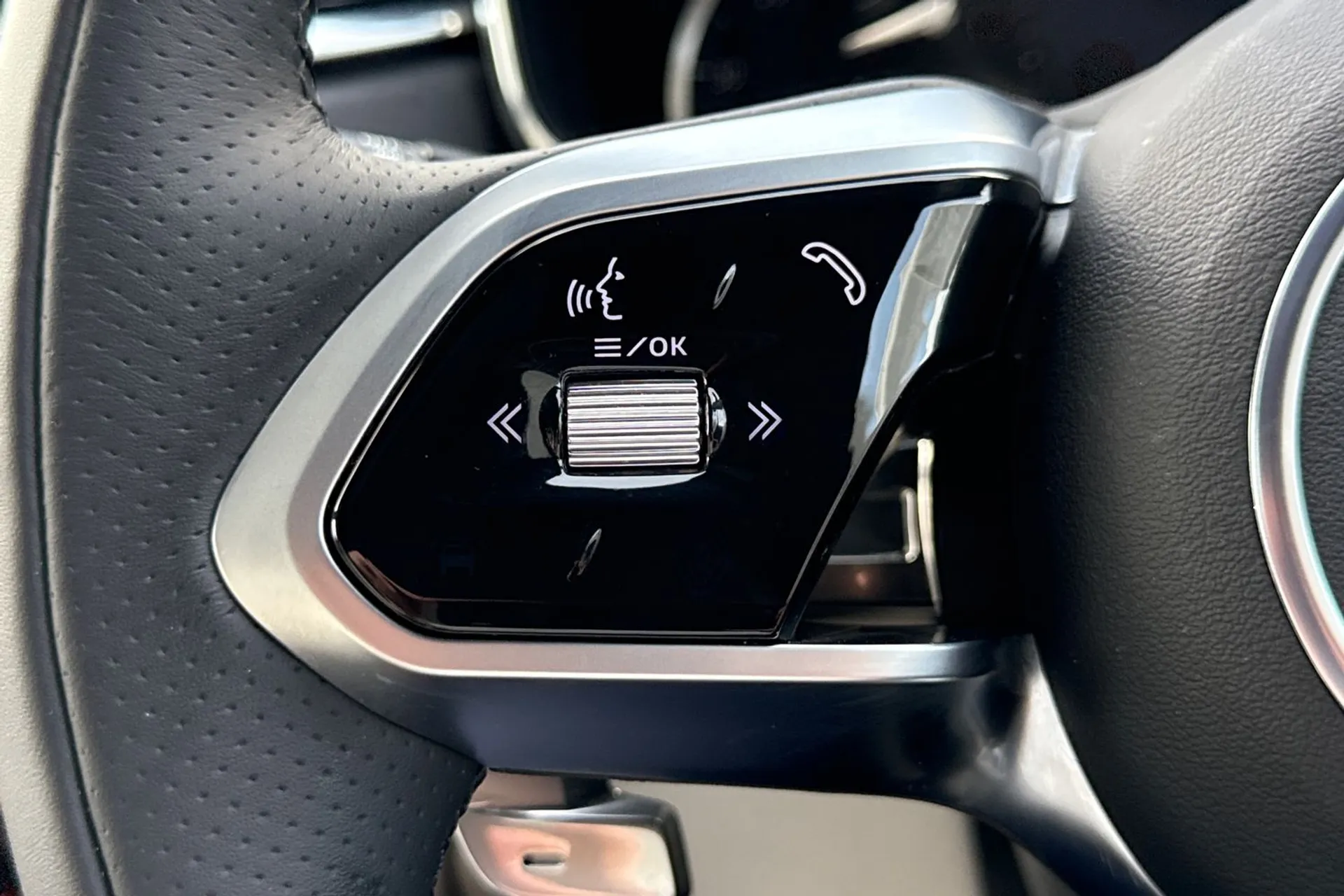 Jaguar F-PACE thumbnail image number 27