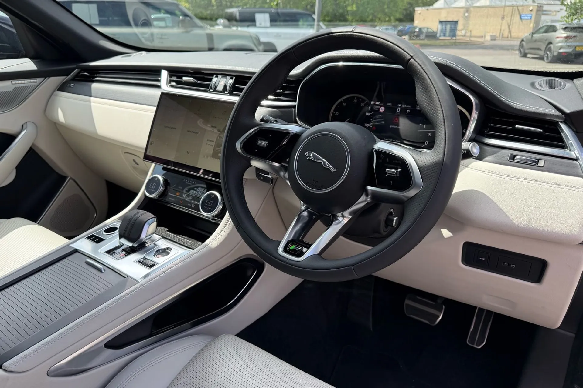 Jaguar F-PACE thumbnail image number 33