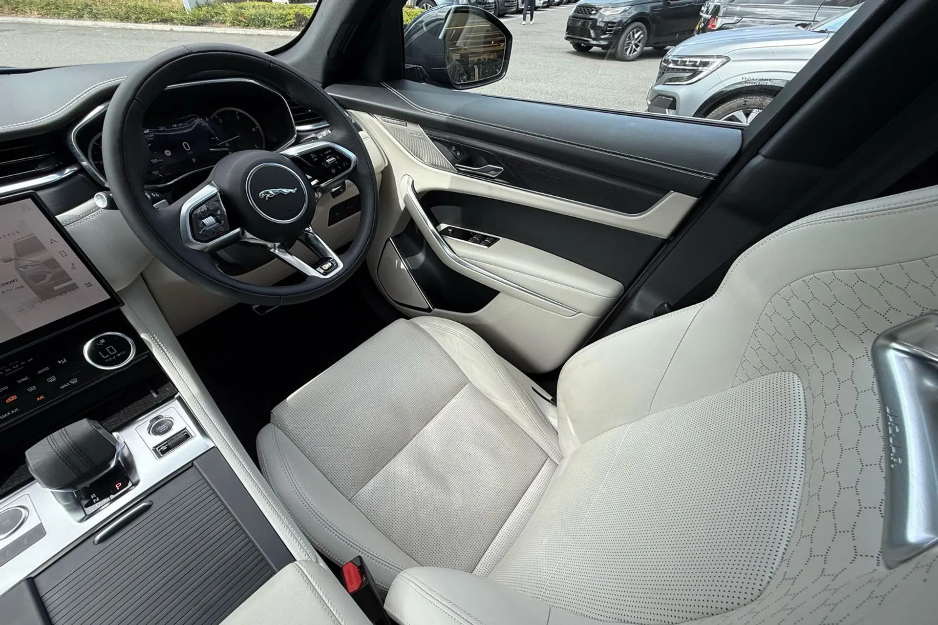 Jaguar F-PACE thumbnail image number 14