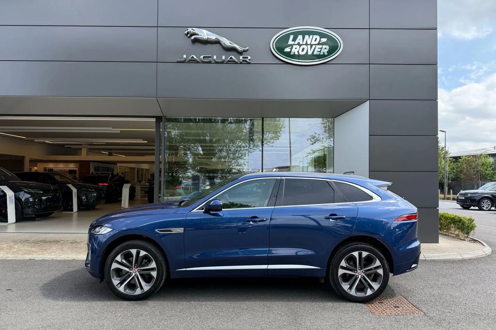 Jaguar F-PACE thumbnail image number 28