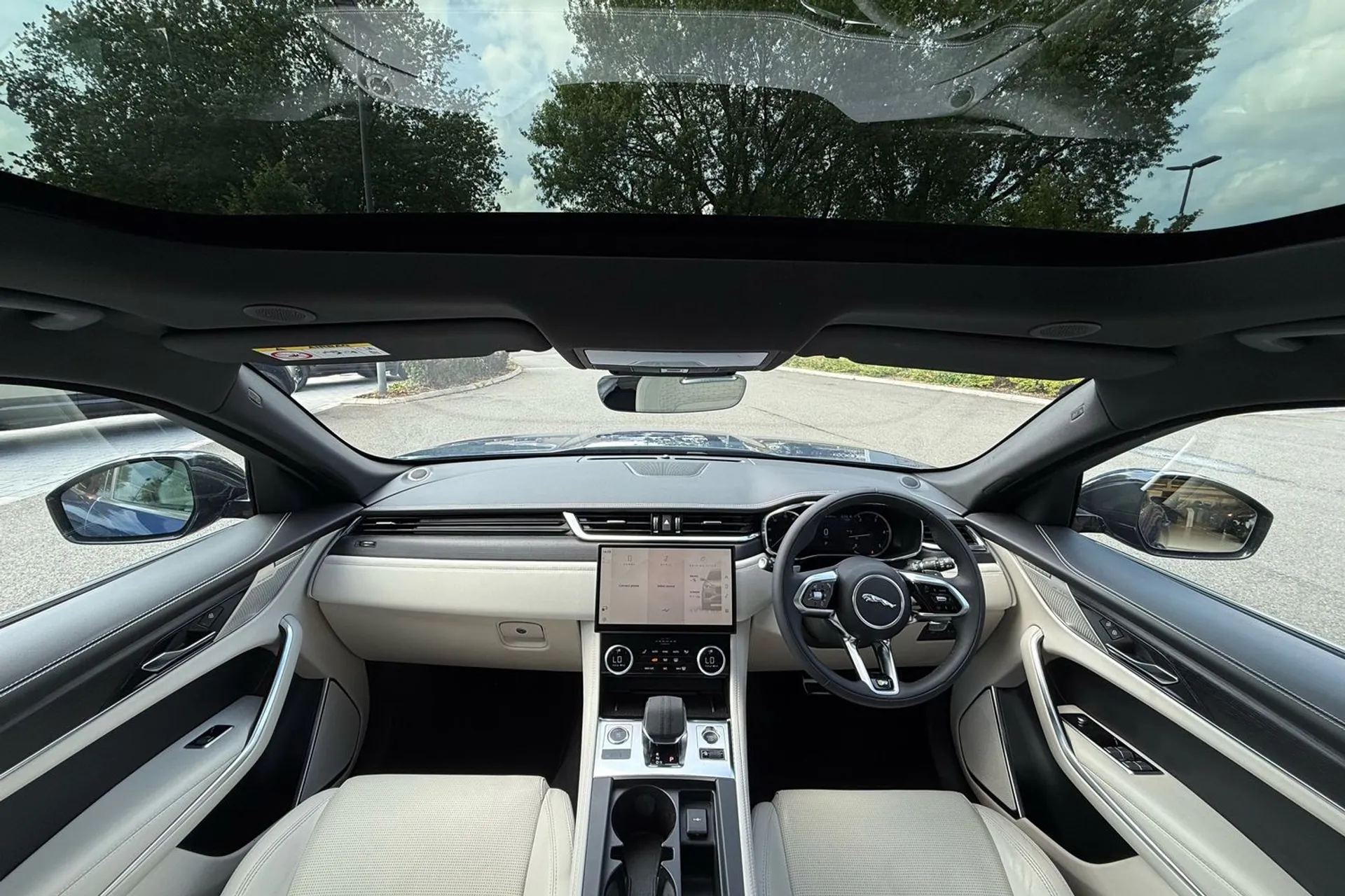 Jaguar F-PACE thumbnail image number 3