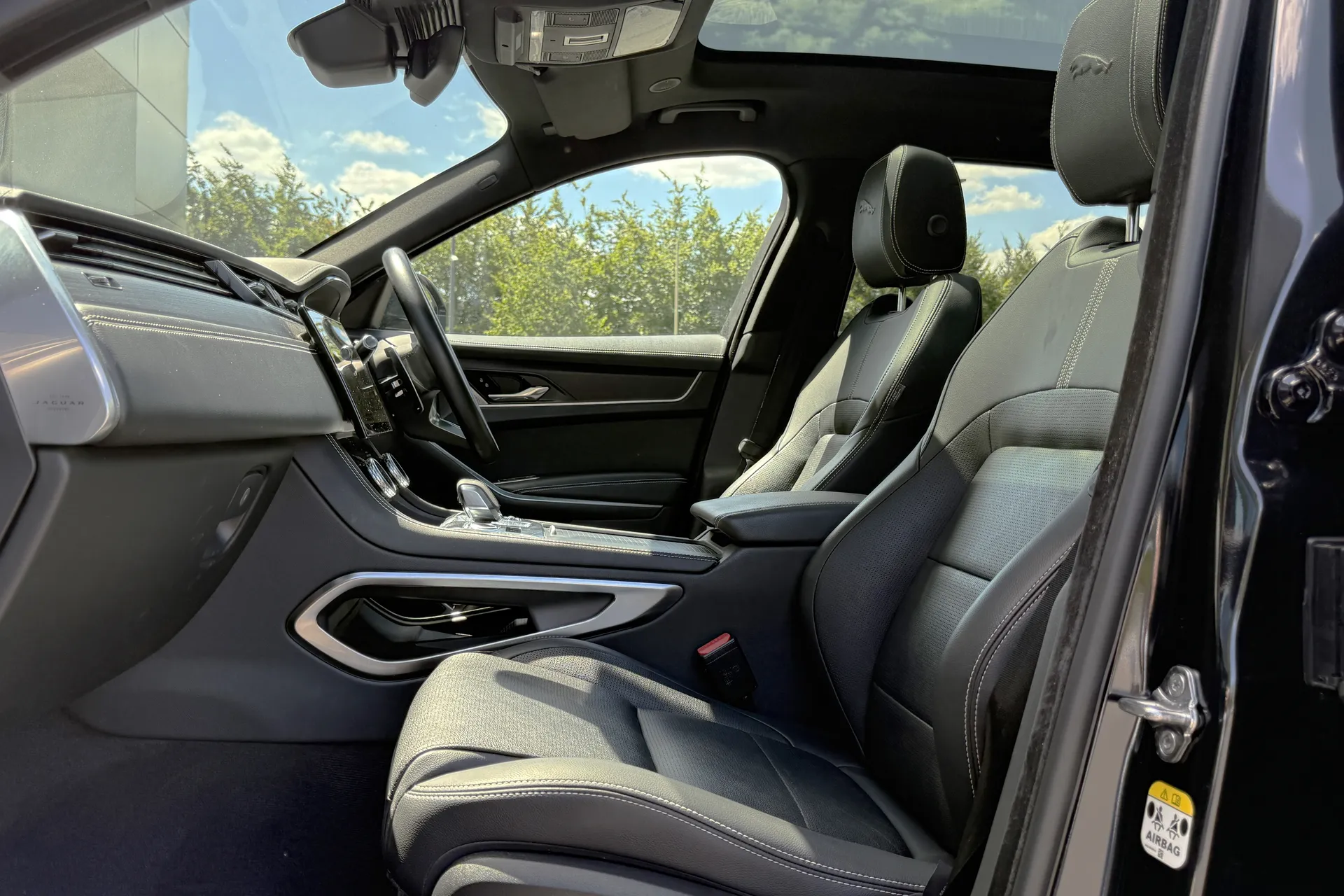 Jaguar F-PACE thumbnail image number 30