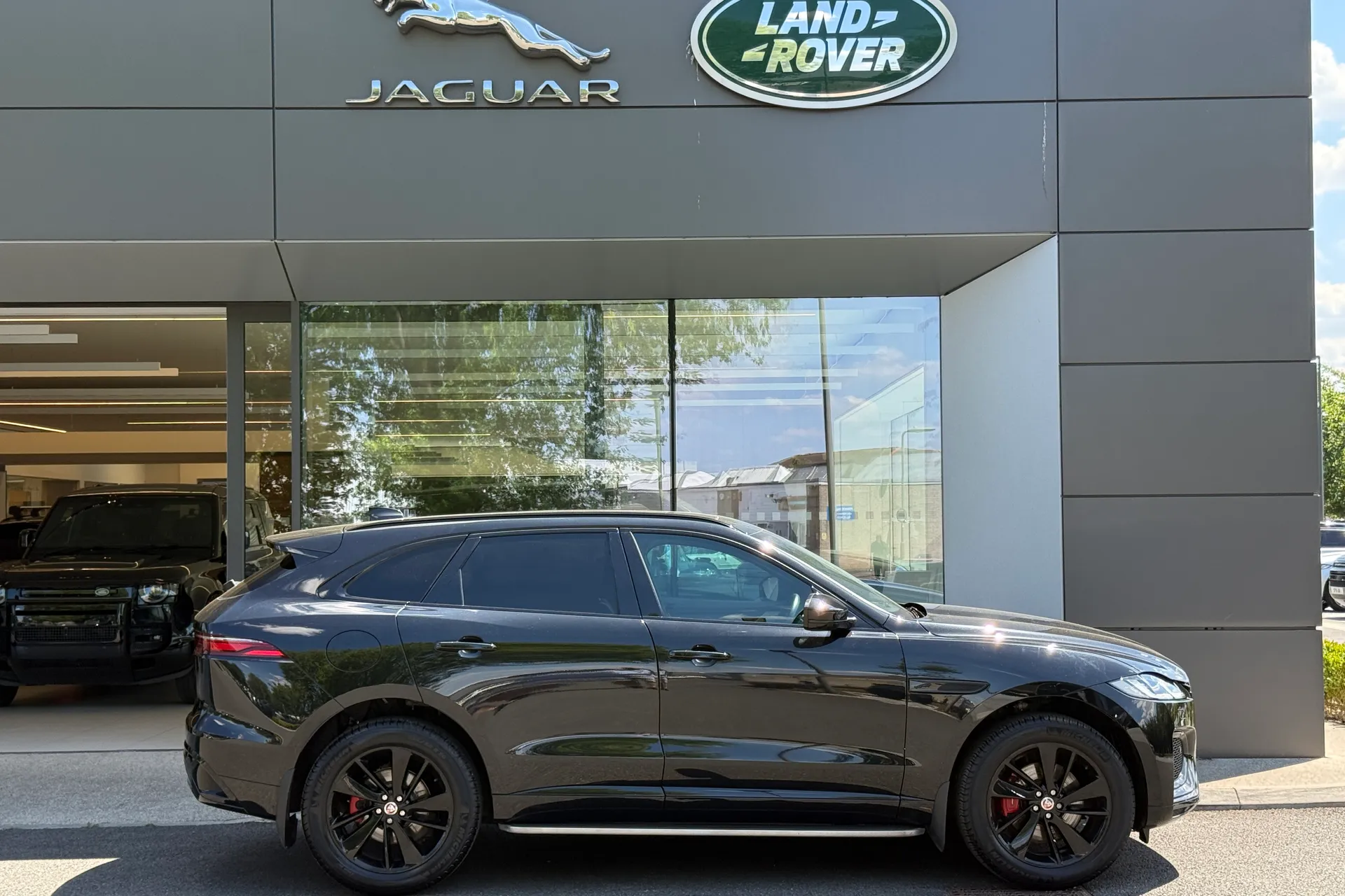 Jaguar F-PACE thumbnail image number 2