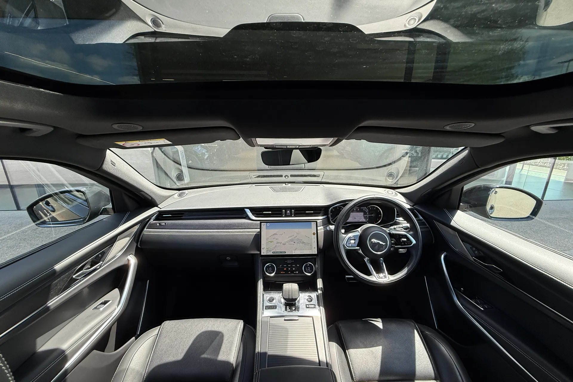 Jaguar F-PACE thumbnail image number 3
