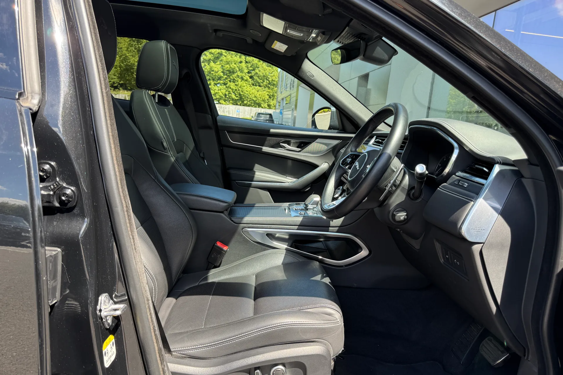 Jaguar F-PACE thumbnail image number 27
