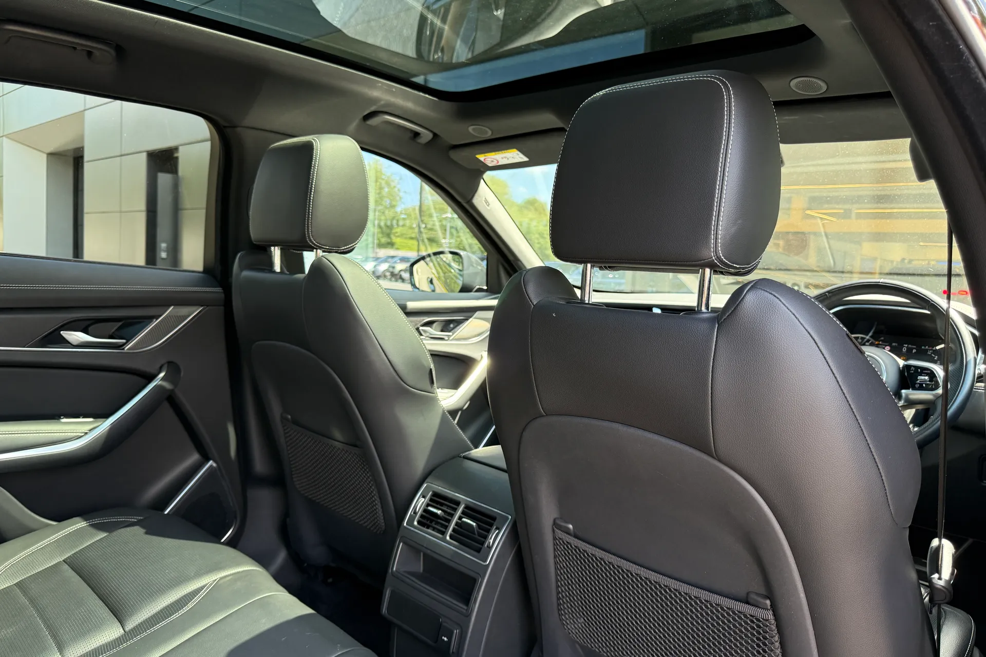 Jaguar F-PACE thumbnail image number 24