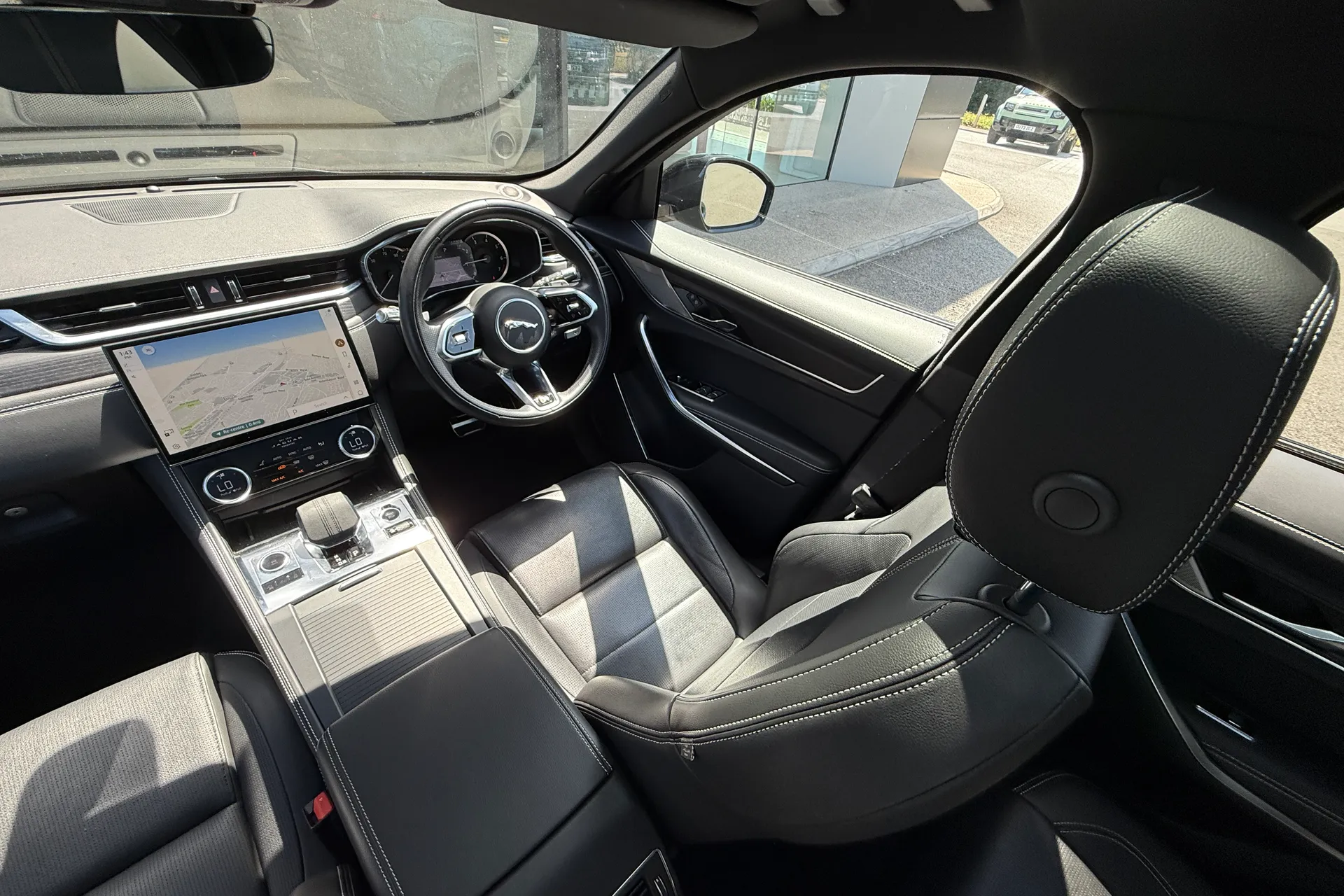 Jaguar F-PACE thumbnail image number 34
