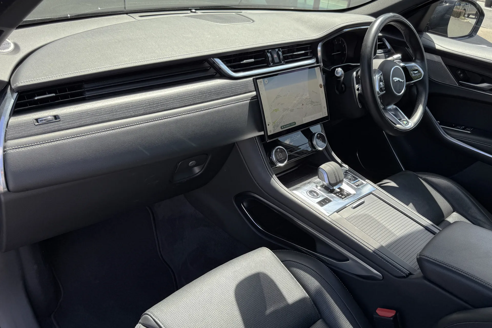 Jaguar F-PACE thumbnail image number 29