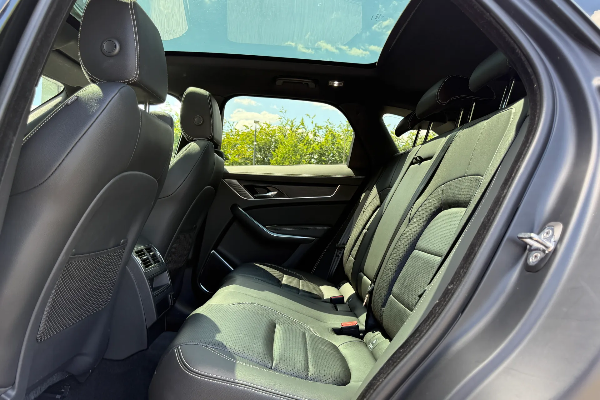 Jaguar F-PACE thumbnail image number 31