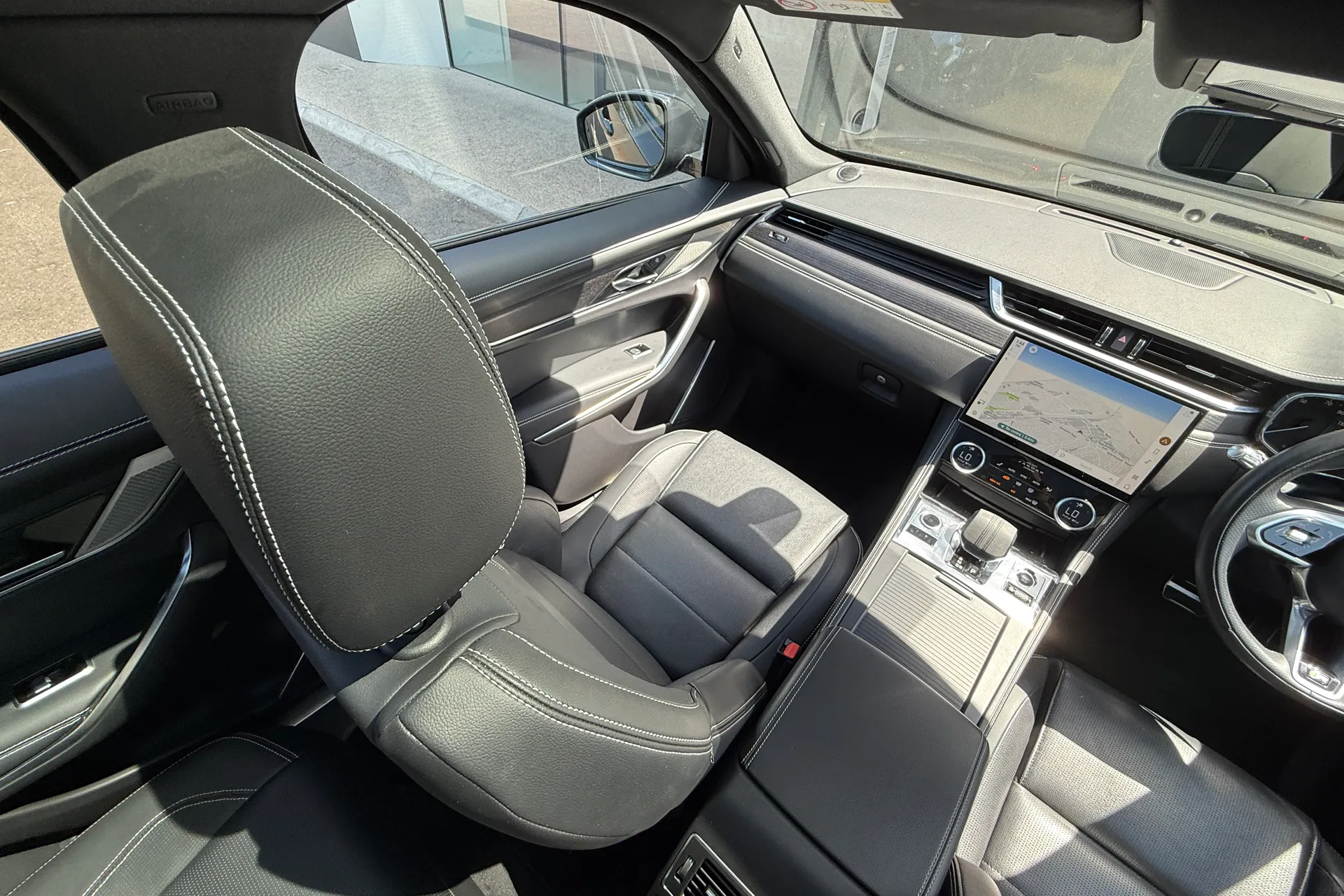 Jaguar F-PACE thumbnail image number 38