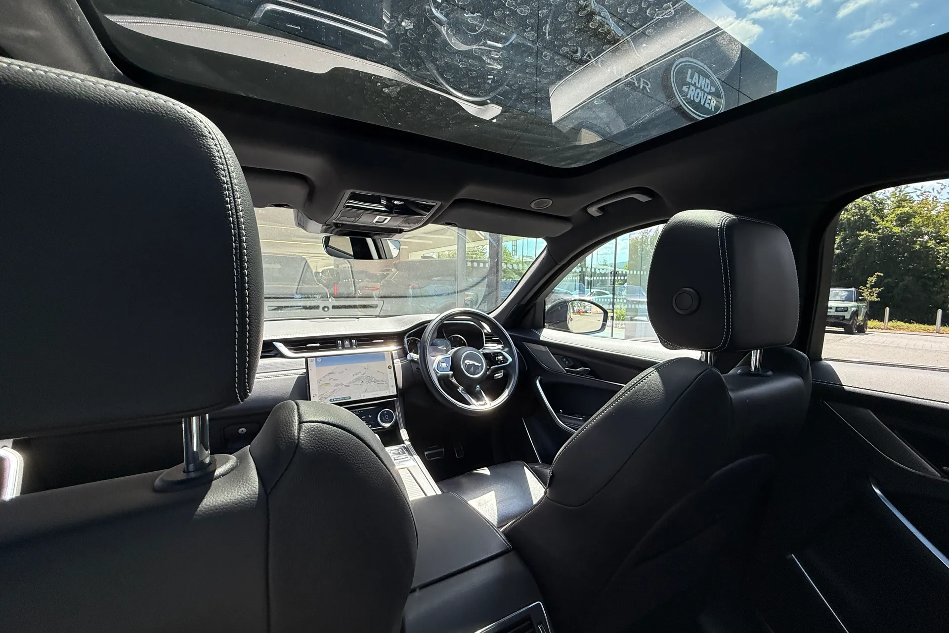 Jaguar F-PACE thumbnail image number 33