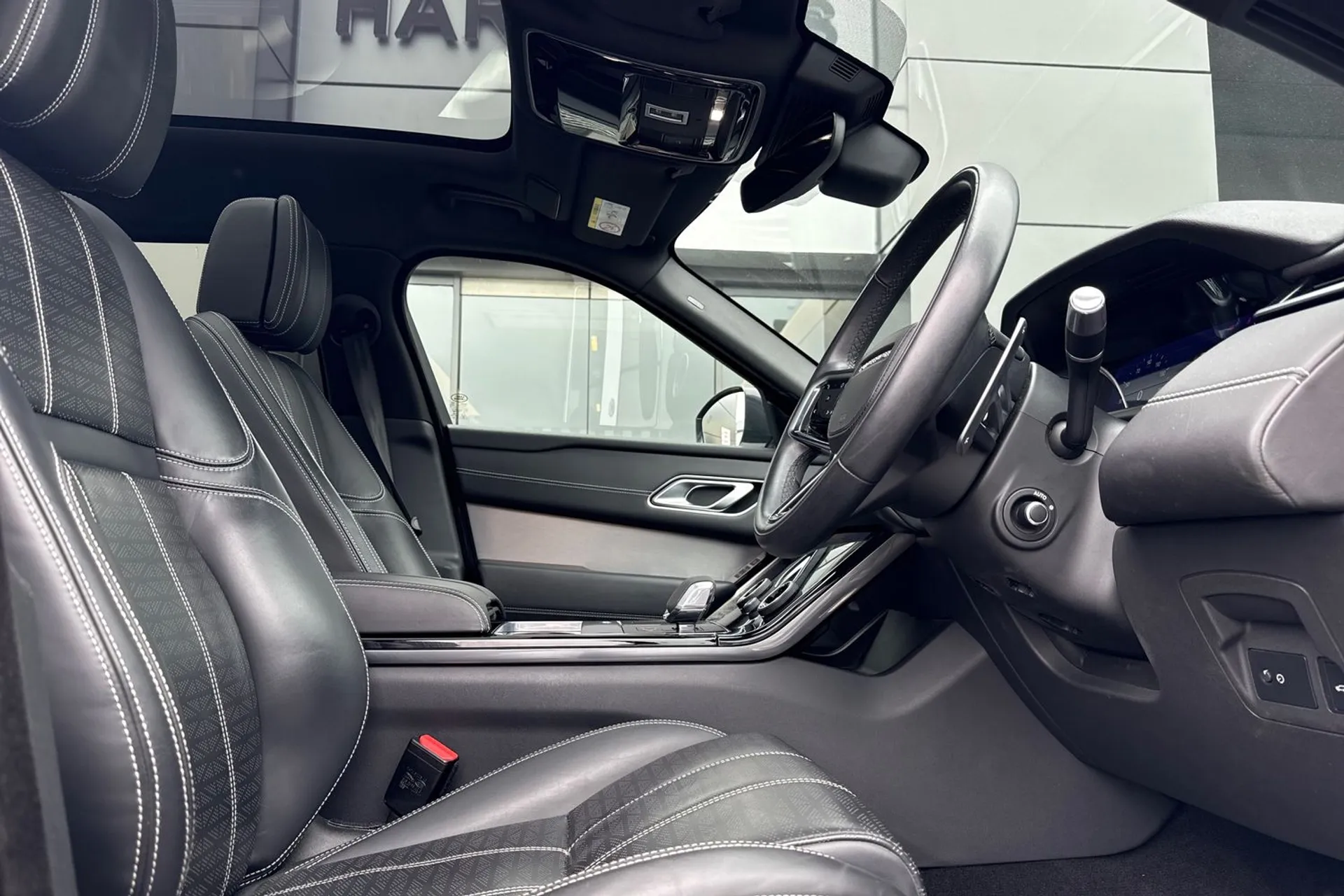 LAND ROVER RANGE ROVER VELAR thumbnail image number 18