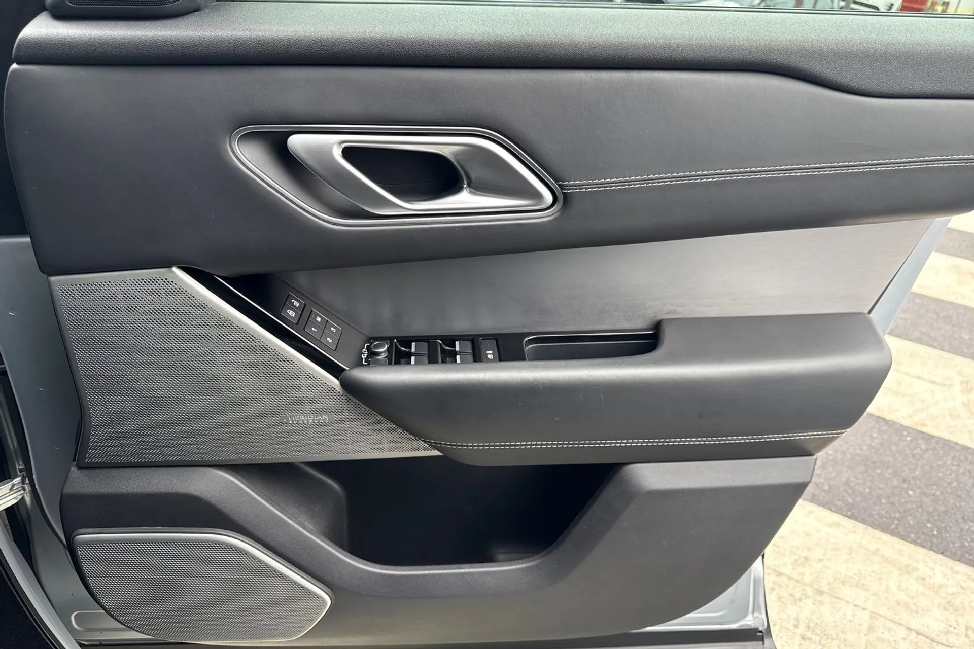 LAND ROVER RANGE ROVER VELAR thumbnail image number 22