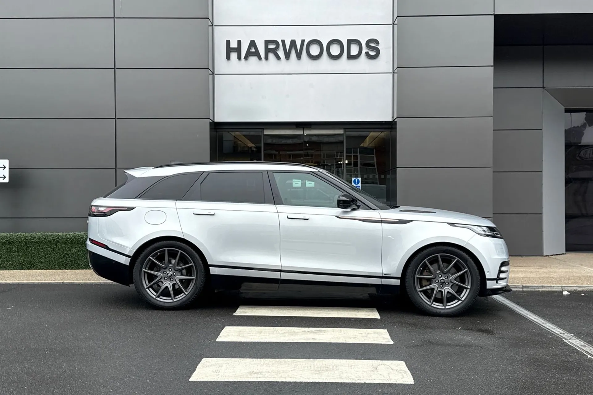 LAND ROVER RANGE ROVER VELAR thumbnail image number 2