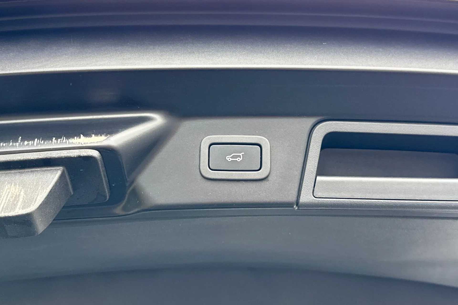 LAND ROVER RANGE ROVER VELAR thumbnail image number 38