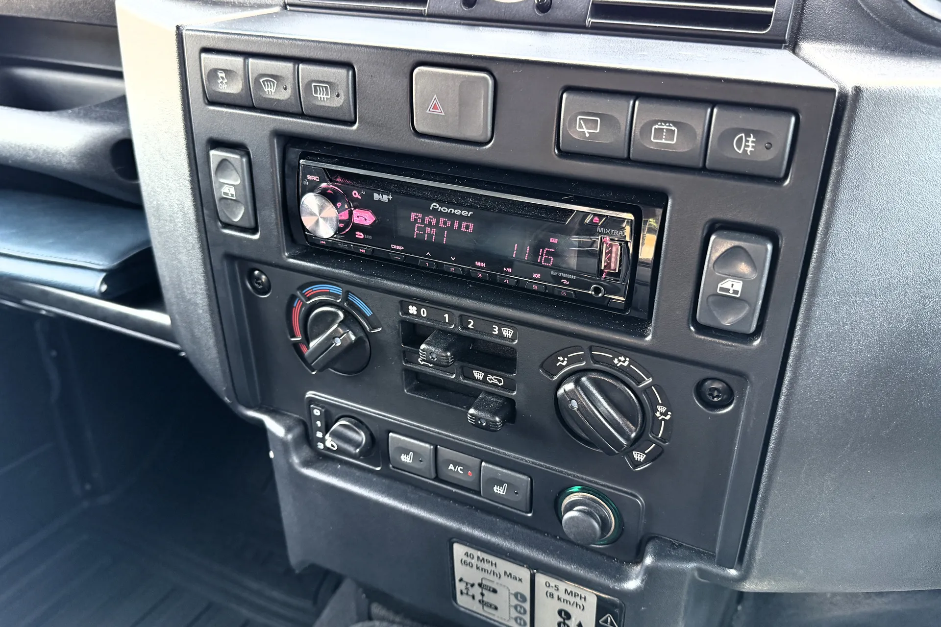 LAND ROVER DEFENDER thumbnail image number 27