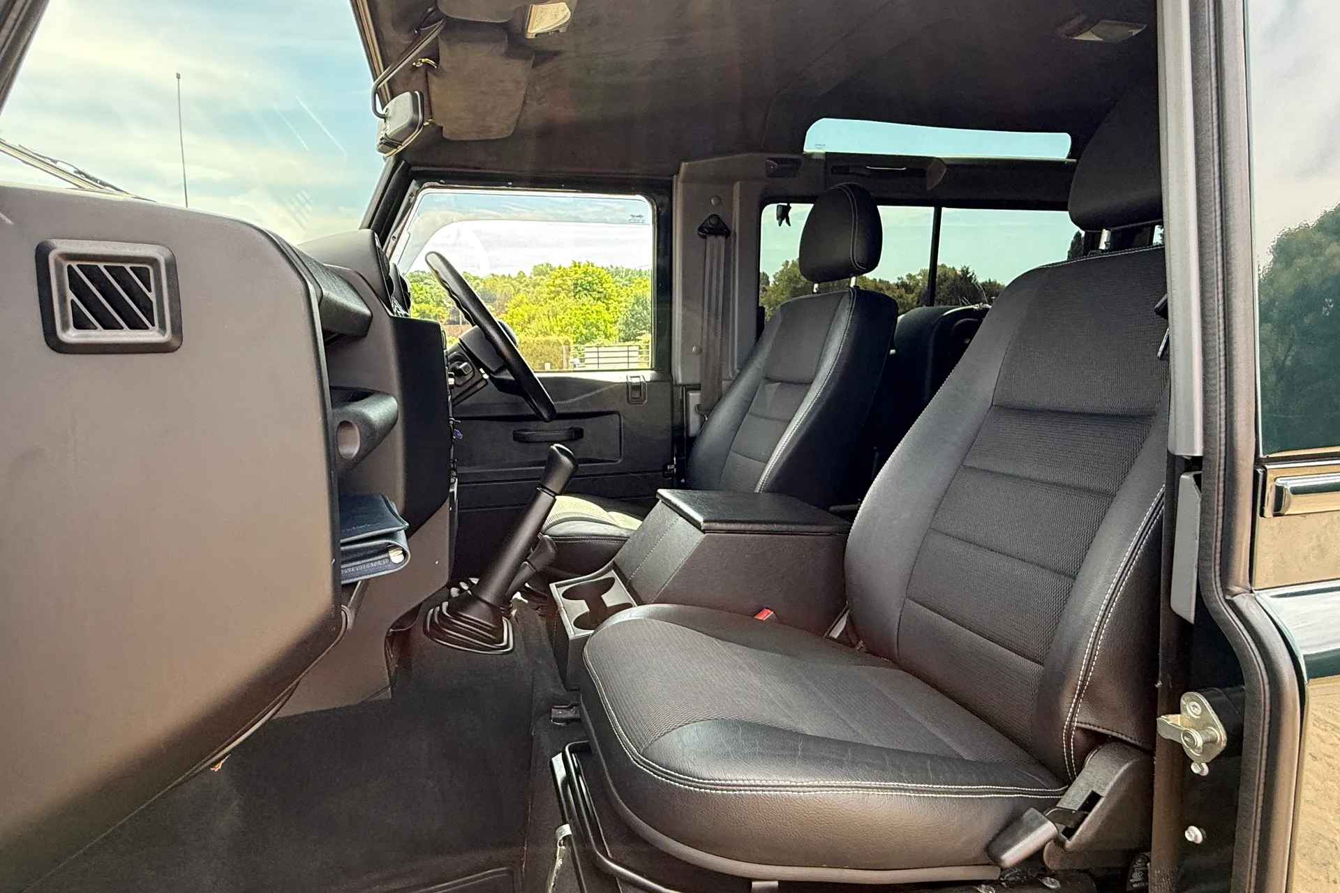 LAND ROVER DEFENDER thumbnail image number 30