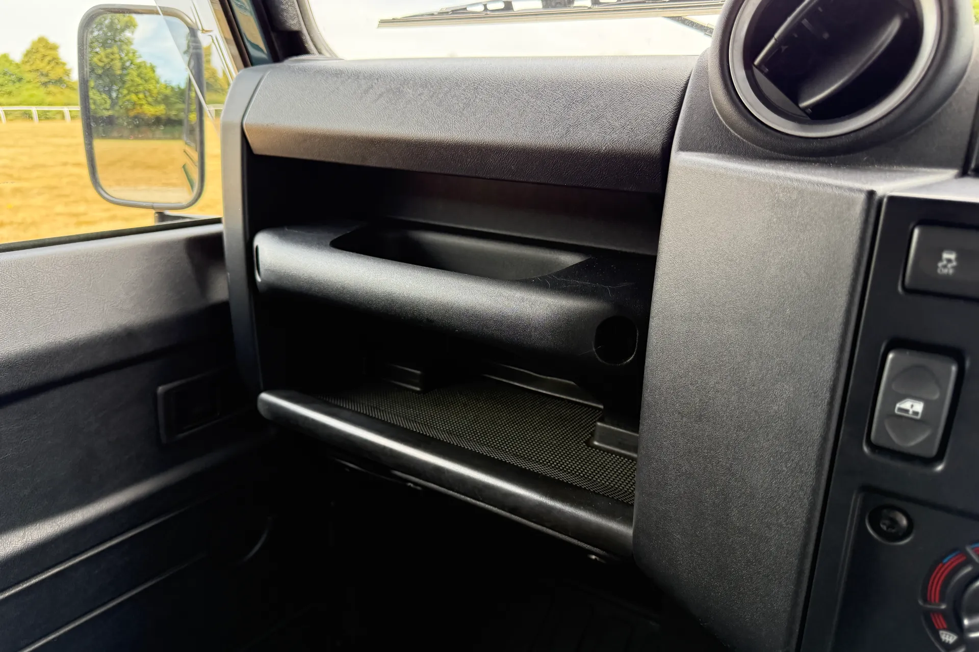 LAND ROVER DEFENDER thumbnail image number 35