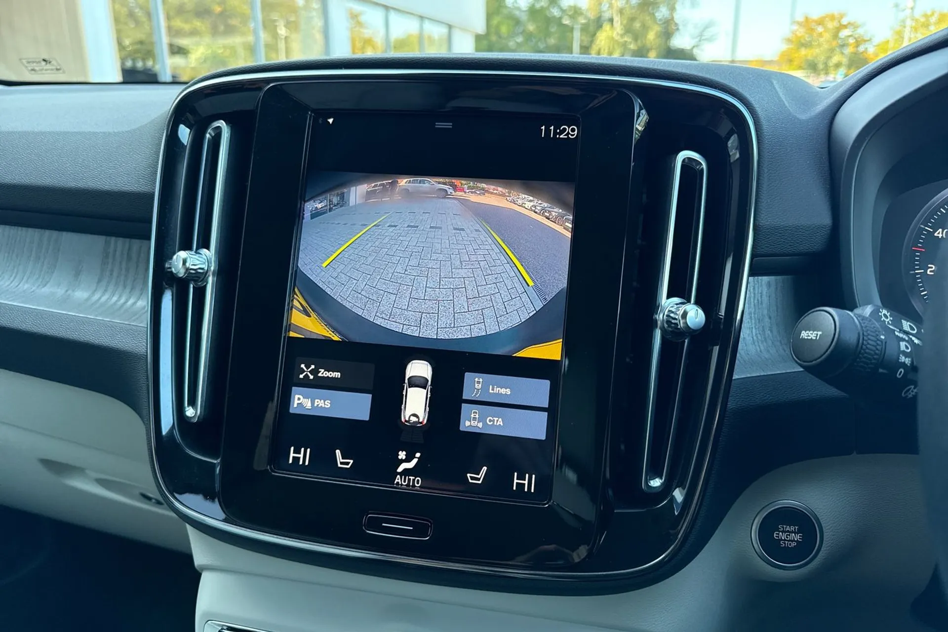 Volvo XC40 thumbnail image number 4