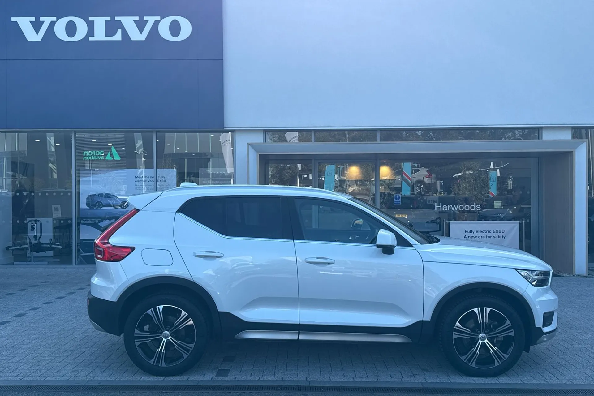 Volvo XC40 thumbnail image number 2