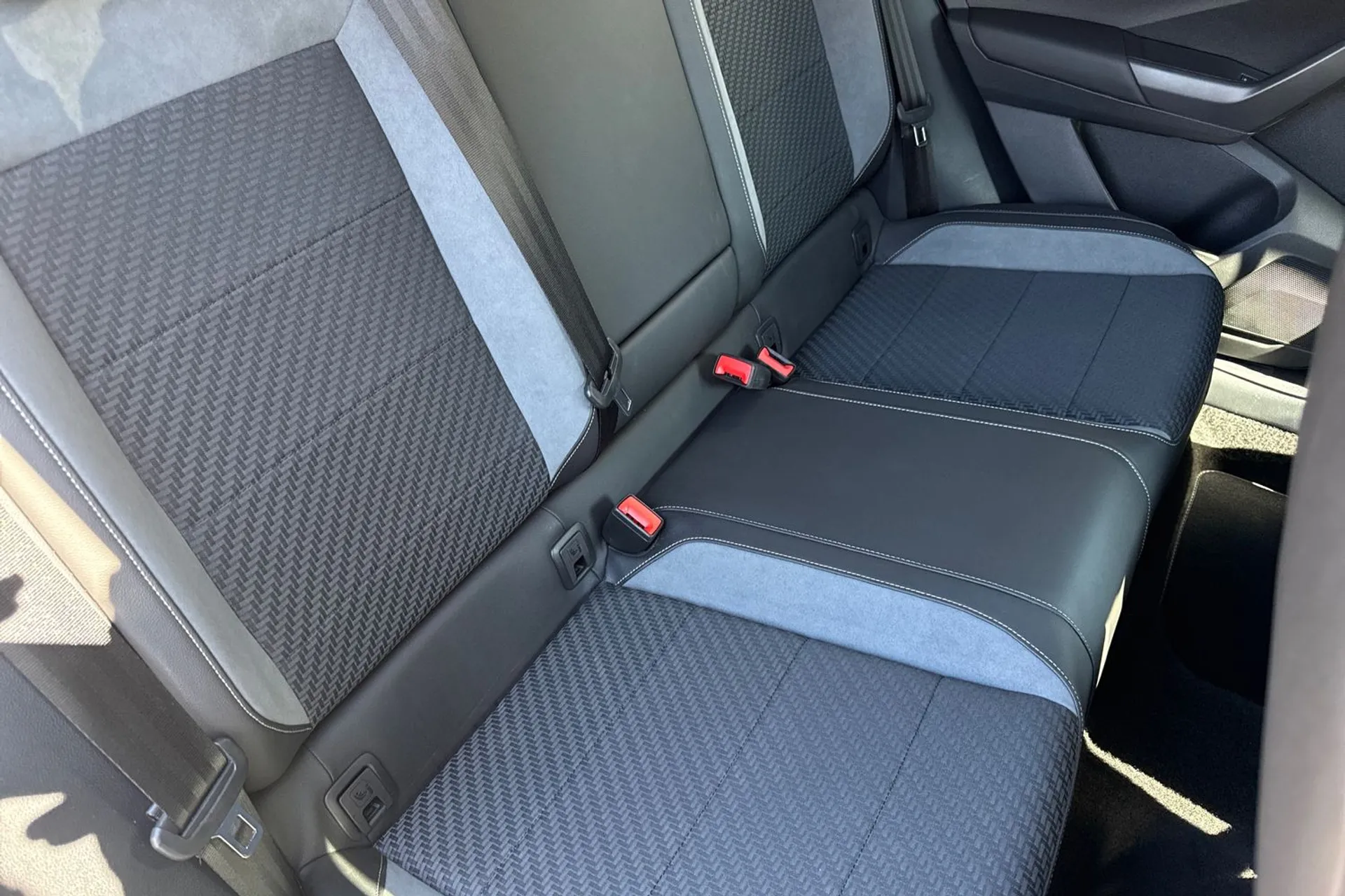 VOLKSWAGEN T-ROC thumbnail image number 25