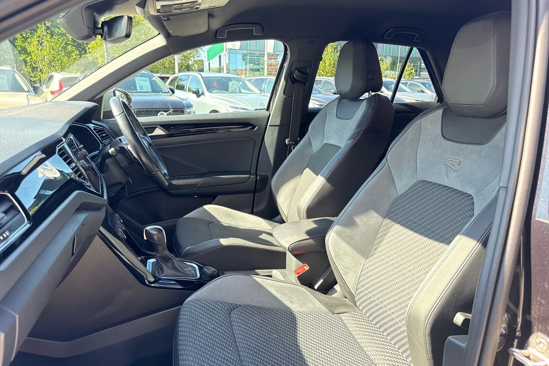 VOLKSWAGEN T-ROC thumbnail image number 28