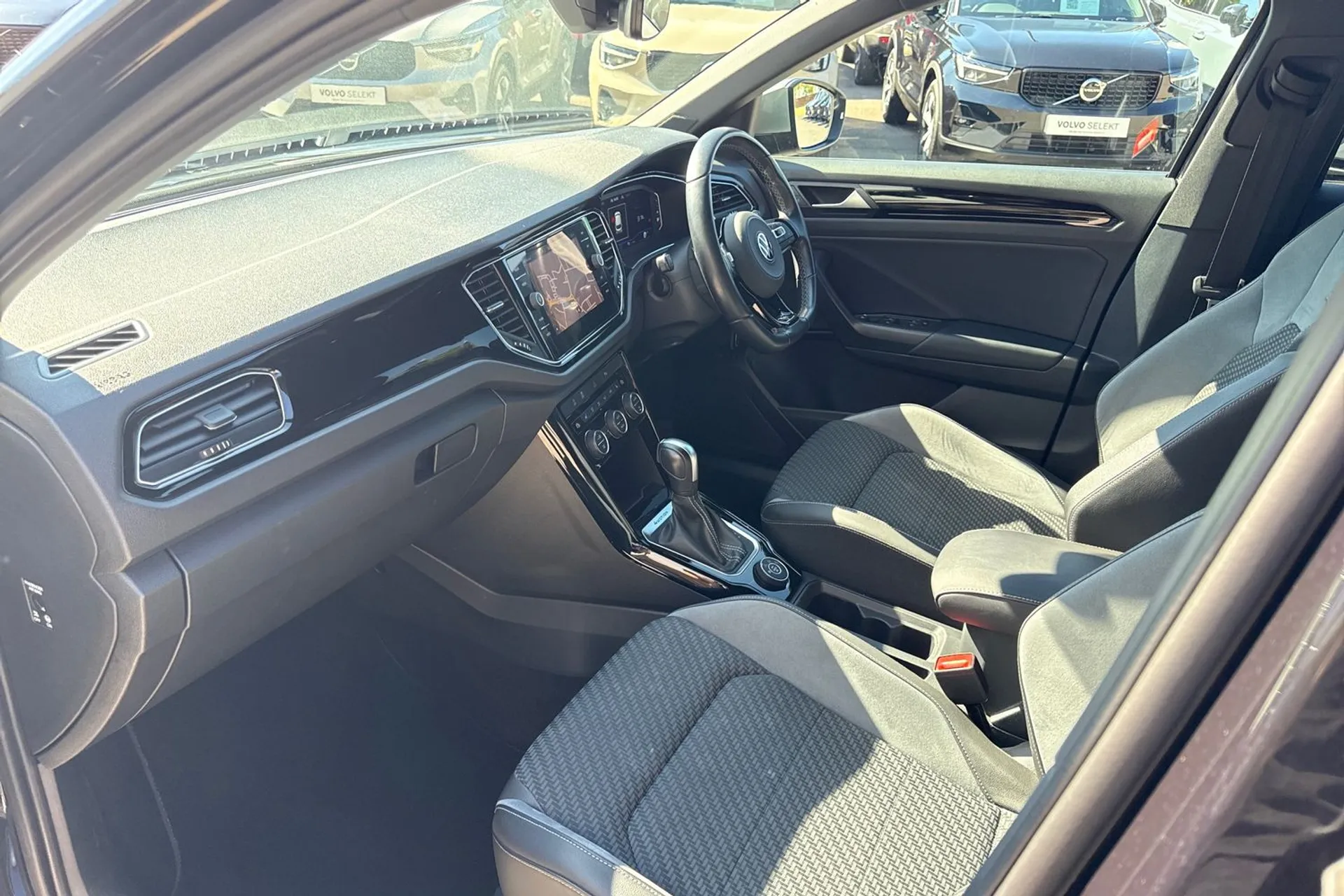 VOLKSWAGEN T-ROC thumbnail image number 27