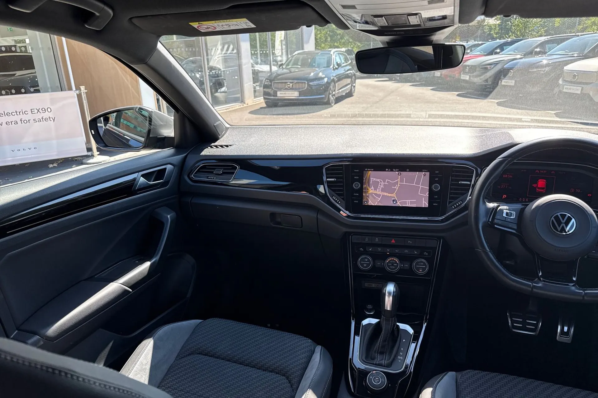 VOLKSWAGEN T-ROC thumbnail image number 32