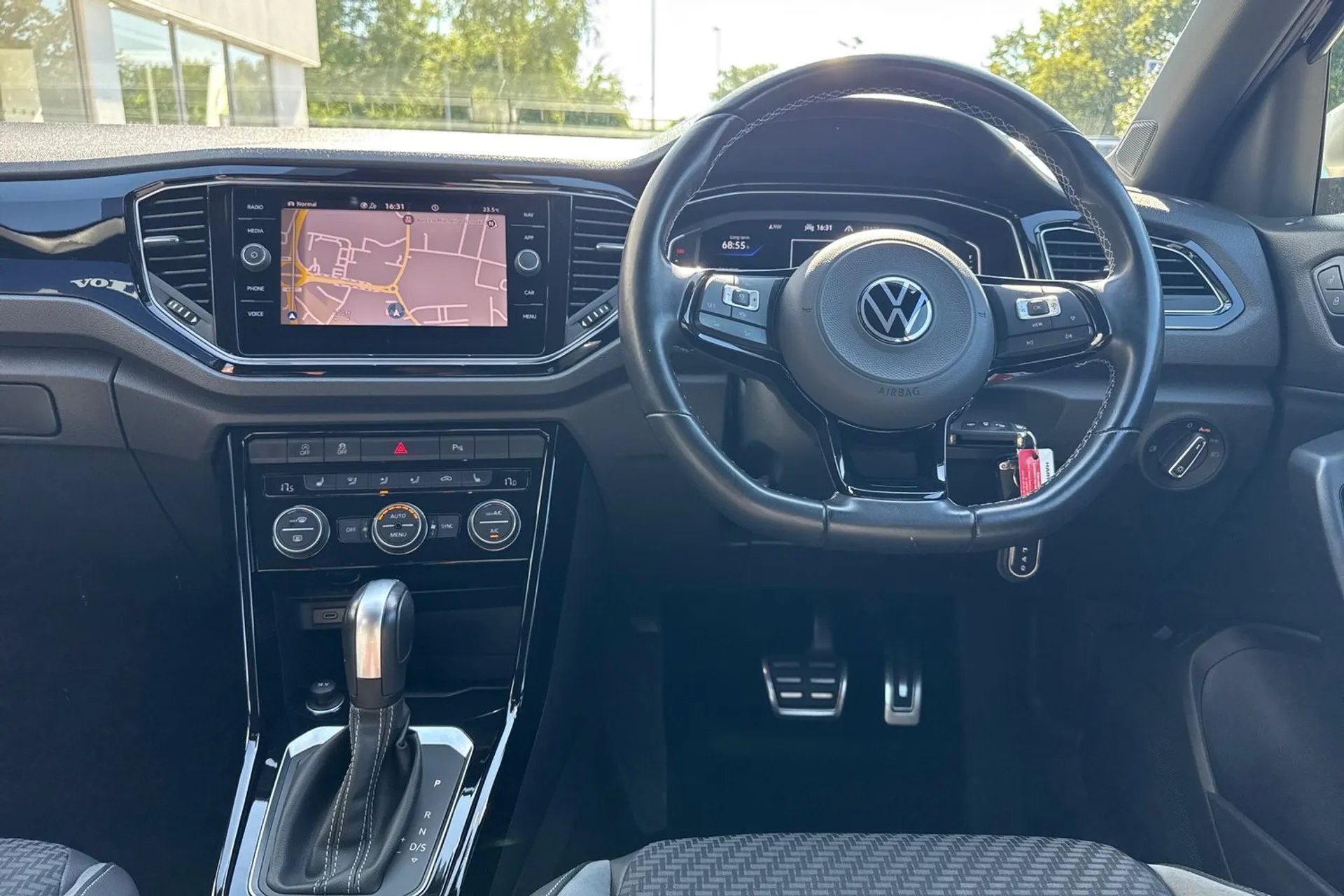 VOLKSWAGEN T-ROC thumbnail image number 34