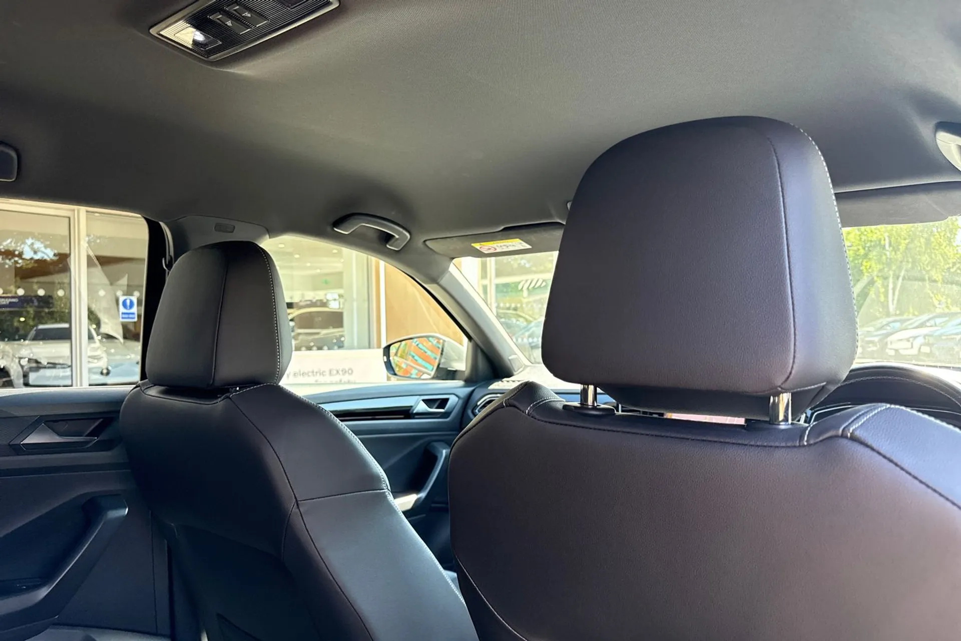 VOLKSWAGEN T-ROC thumbnail image number 24