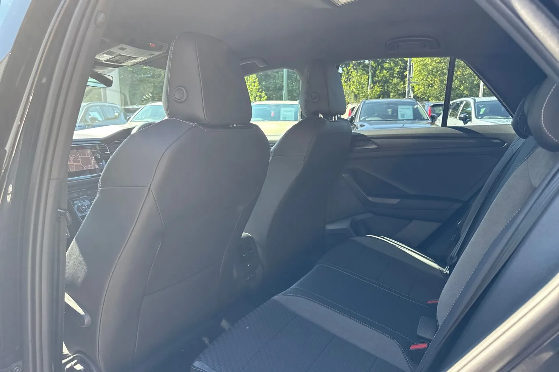 VOLKSWAGEN T-ROC thumbnail image number 31