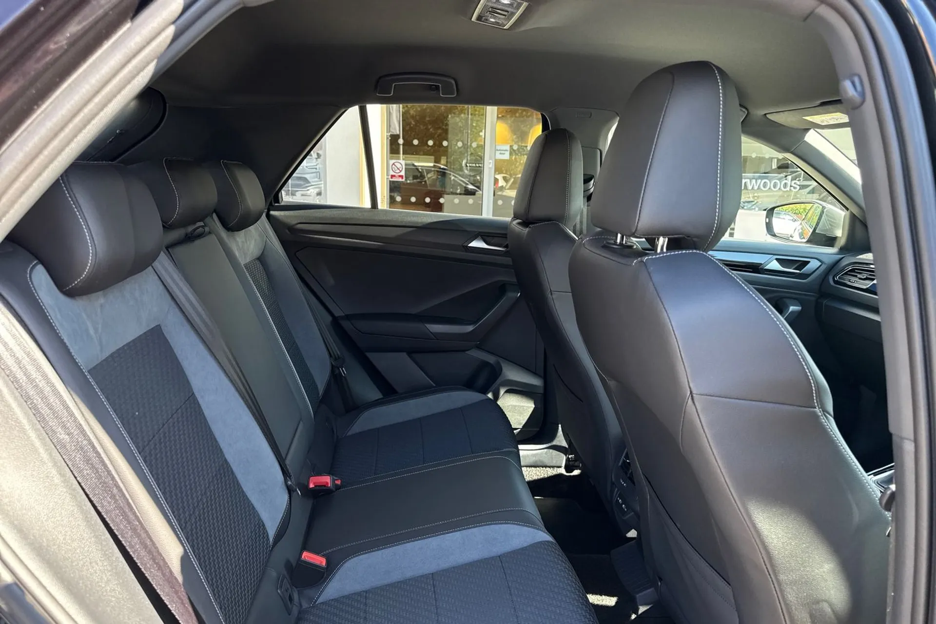 VOLKSWAGEN T-ROC thumbnail image number 23