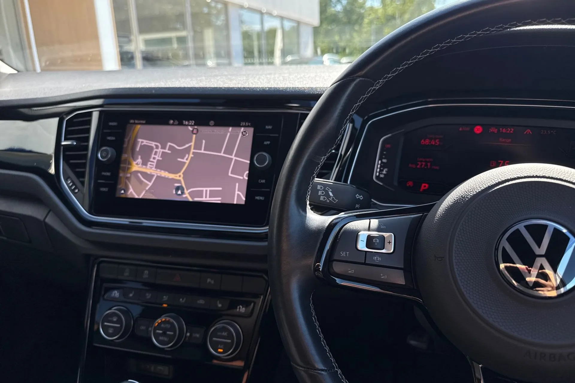 VOLKSWAGEN T-ROC thumbnail image number 36