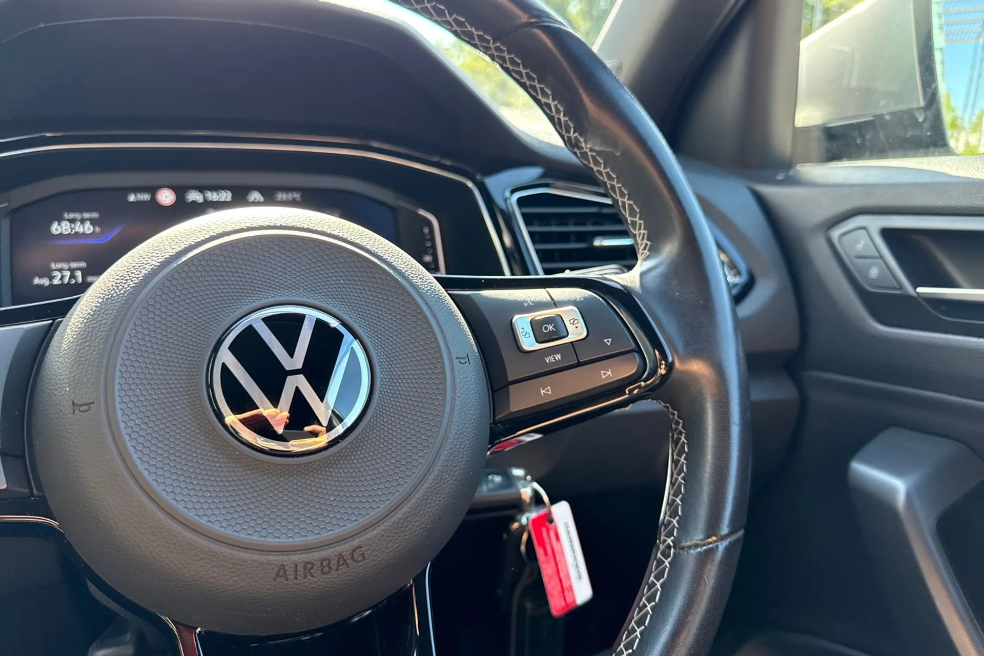 VOLKSWAGEN T-ROC thumbnail image number 37