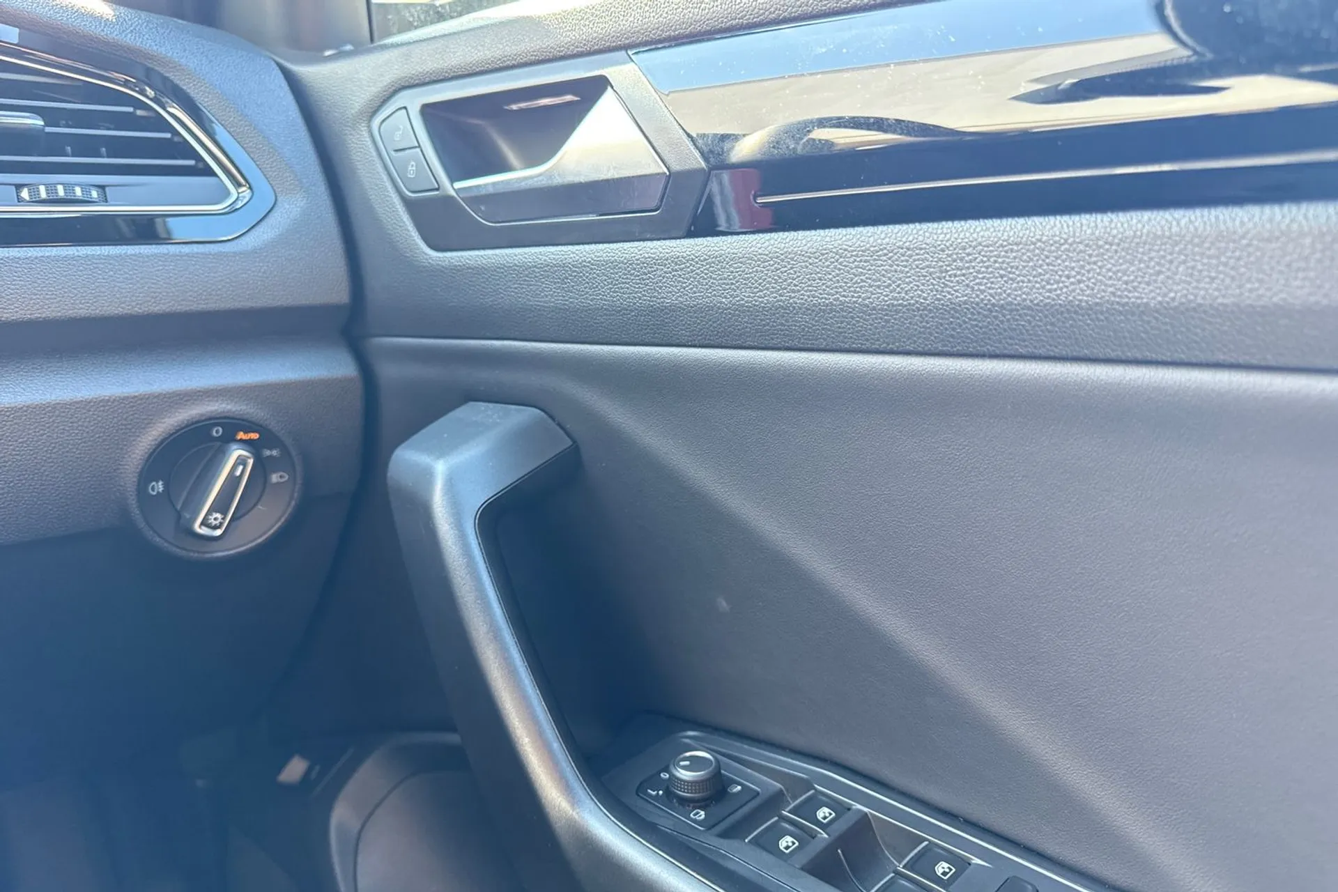 VOLKSWAGEN T-ROC thumbnail image number 41