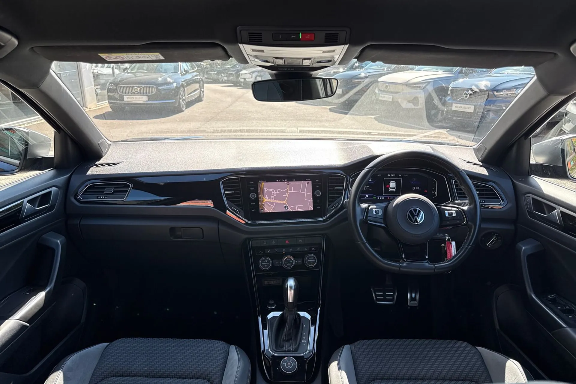 VOLKSWAGEN T-ROC thumbnail image number 3