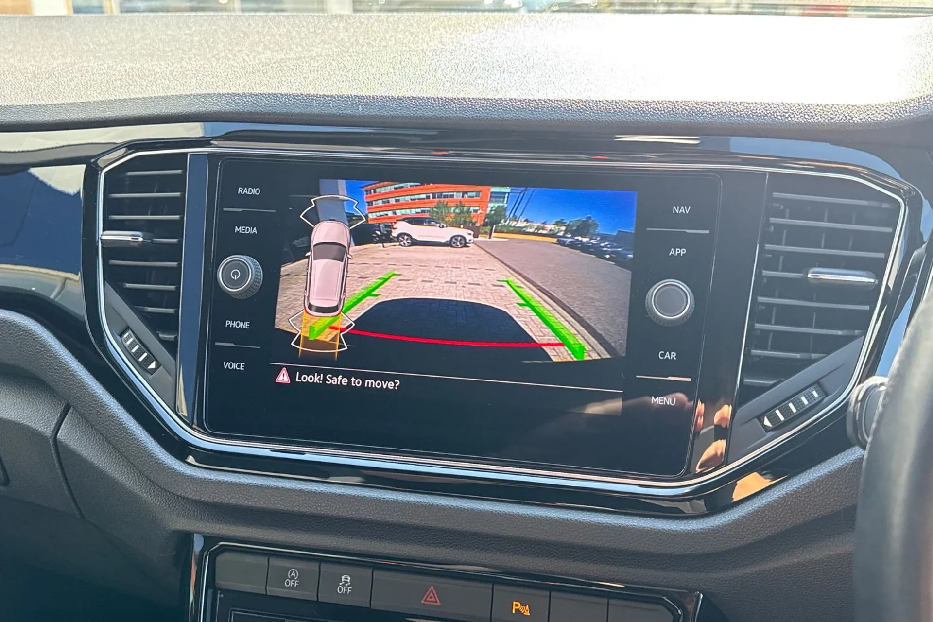 VOLKSWAGEN T-ROC thumbnail image number 4