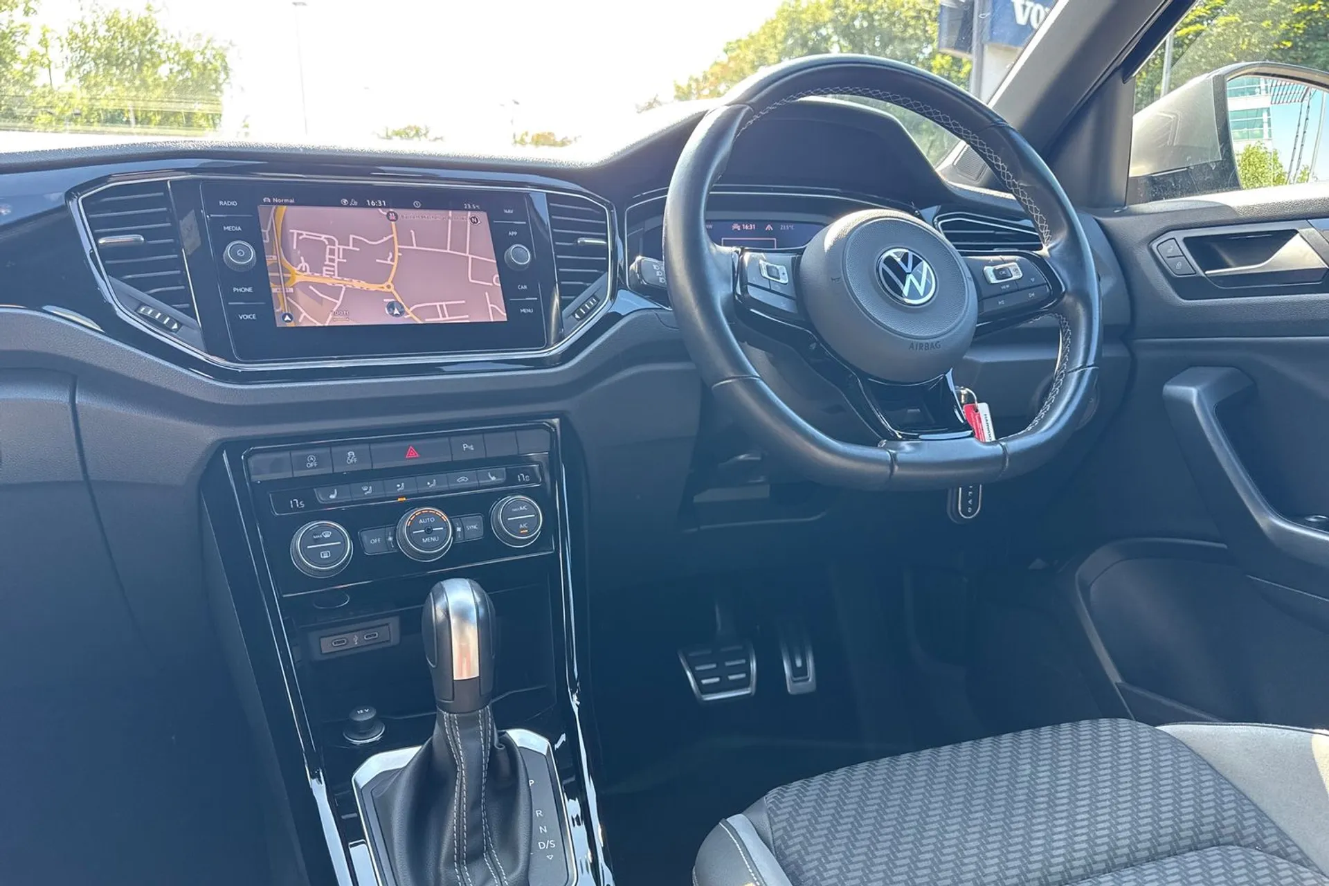 VOLKSWAGEN T-ROC thumbnail image number 35