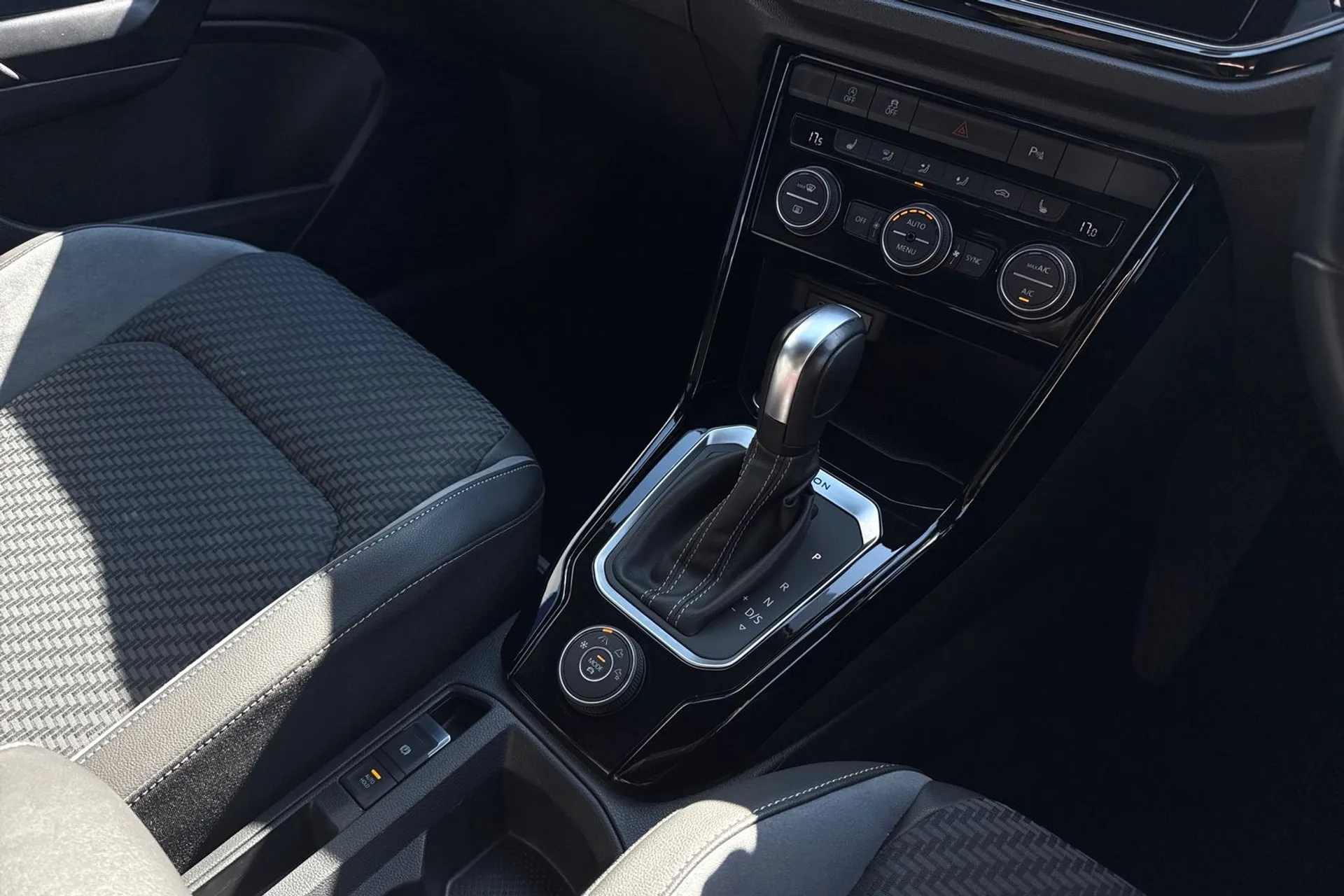 VOLKSWAGEN T-ROC thumbnail image number 42