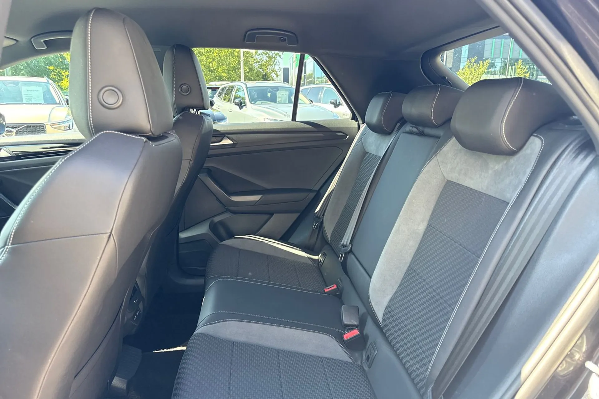 VOLKSWAGEN T-ROC thumbnail image number 30