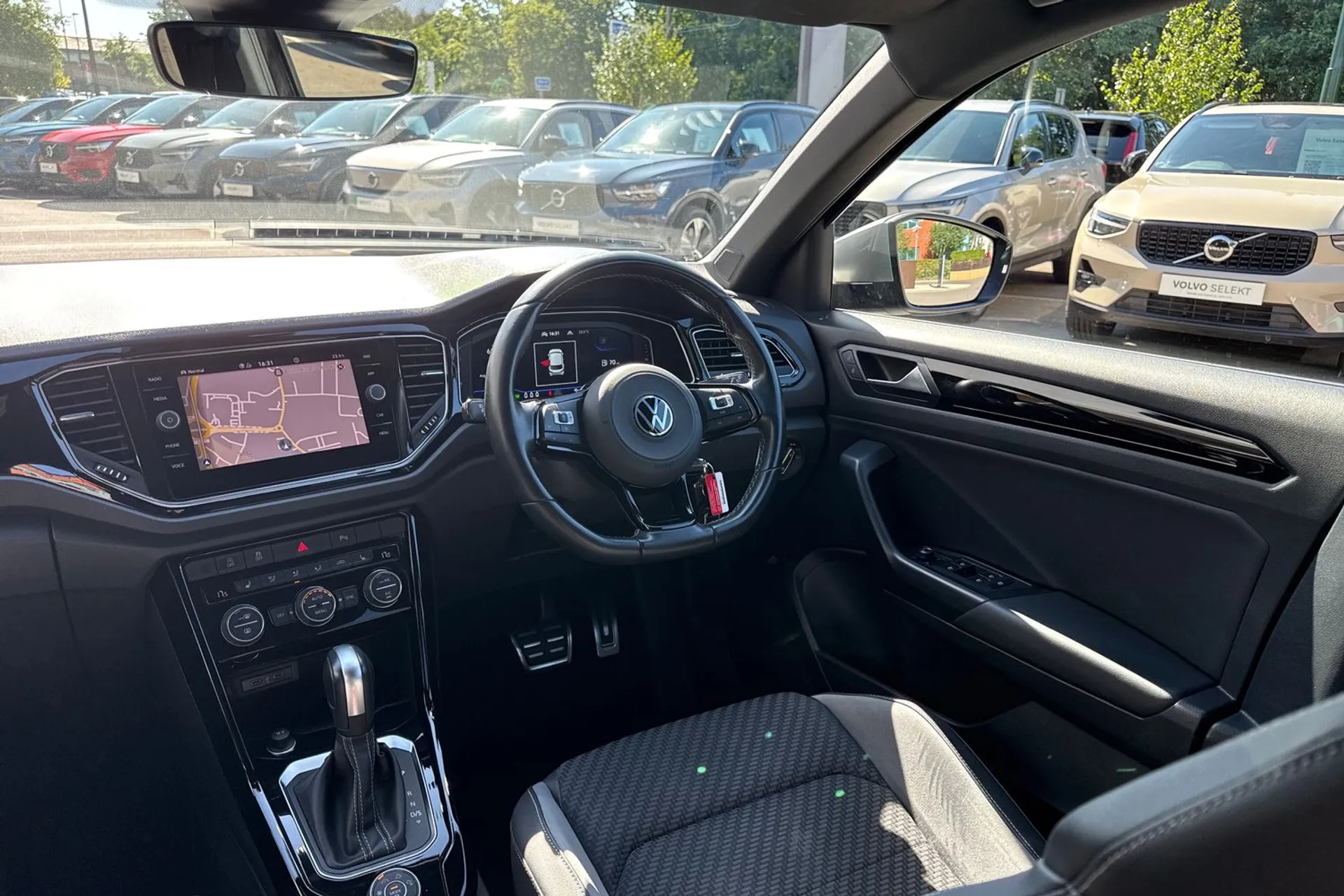 VOLKSWAGEN T-ROC thumbnail image number 33