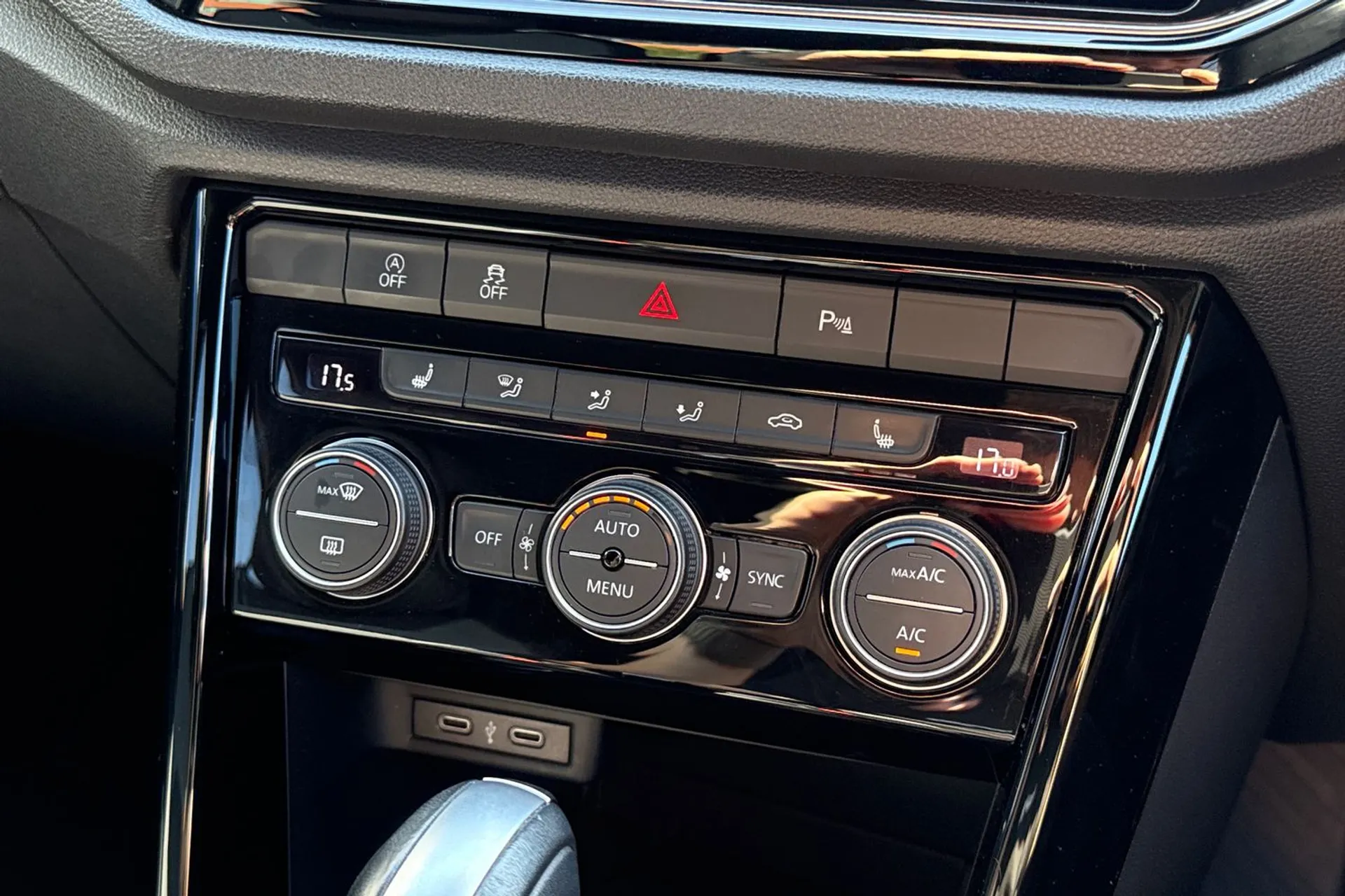 VOLKSWAGEN T-ROC thumbnail image number 40