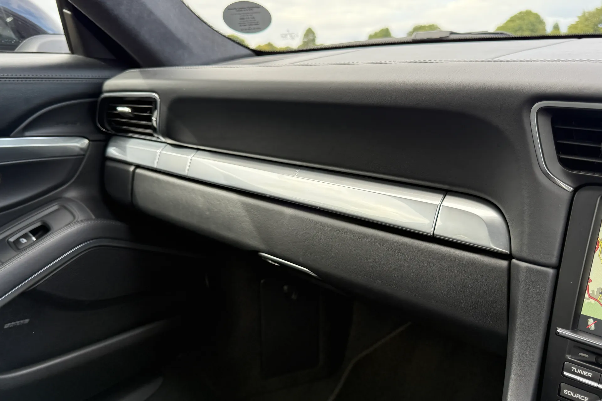 Porsche 911 thumbnail image number 37