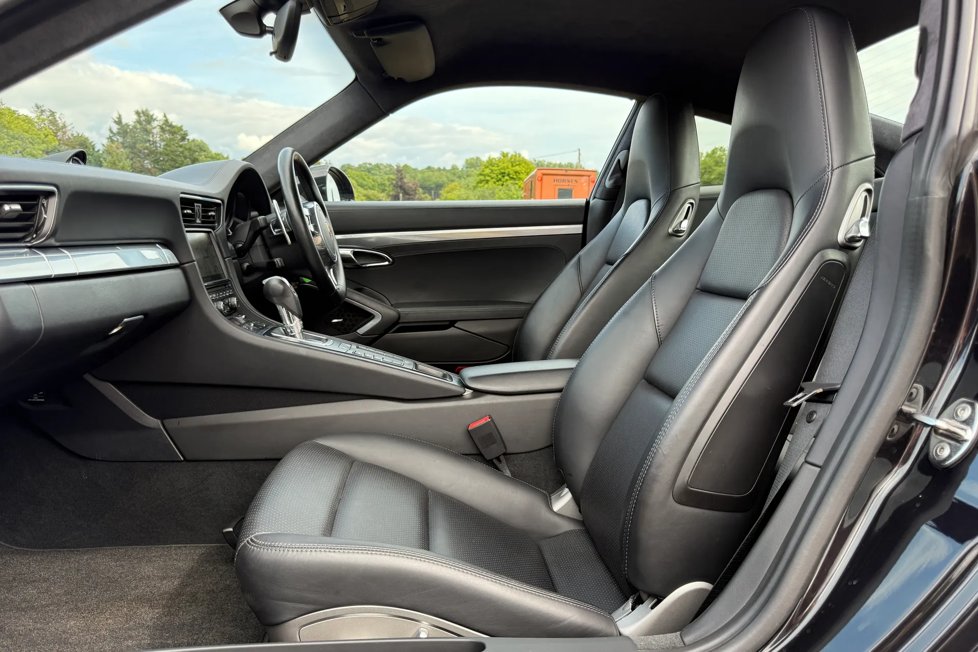 Porsche 911 thumbnail image number 25