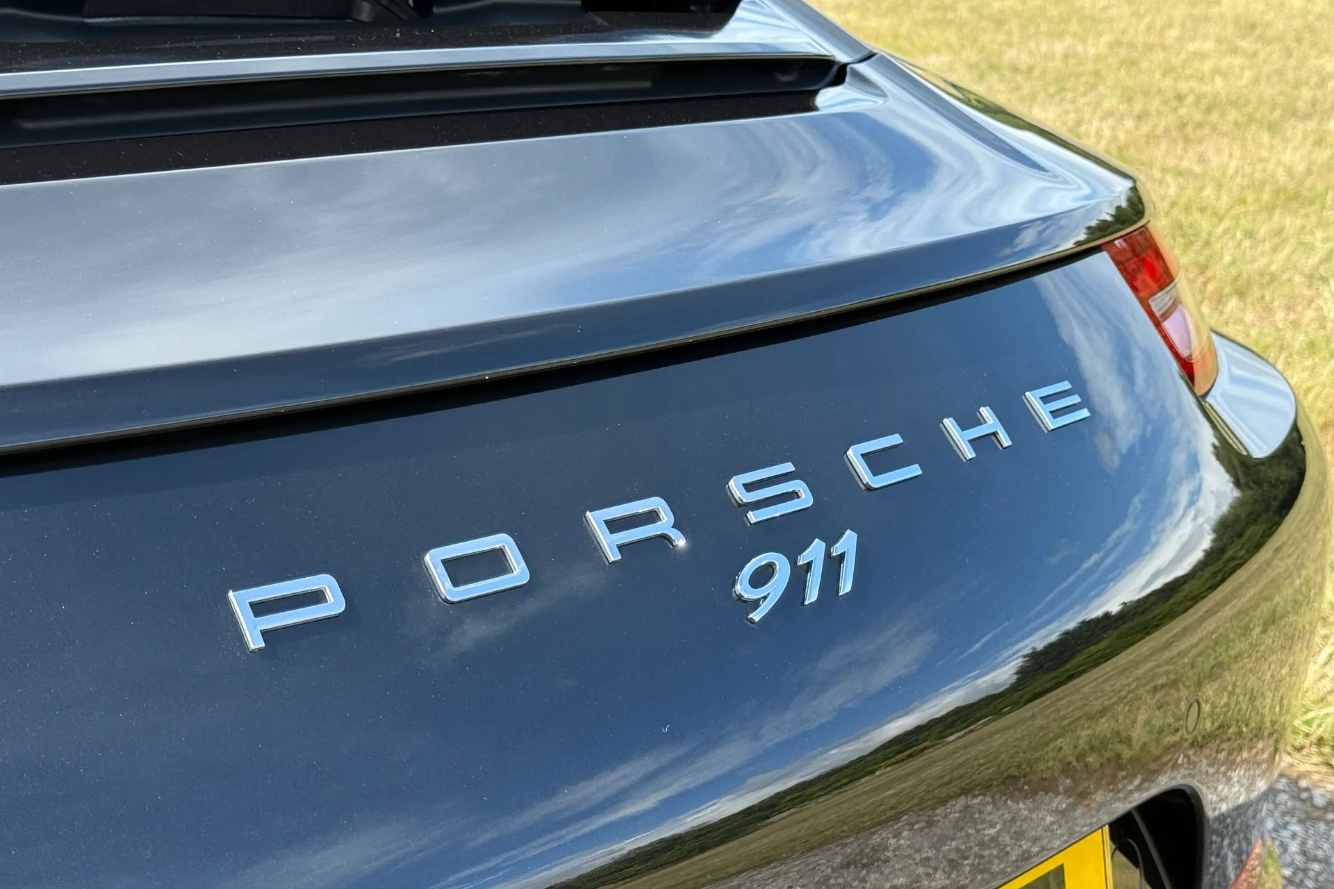 Porsche 911 thumbnail image number 20
