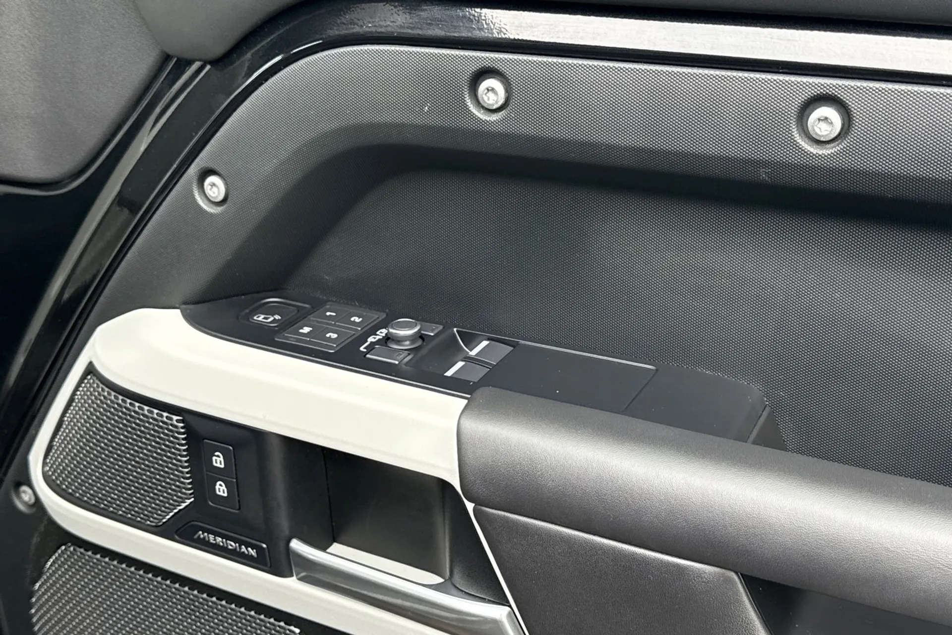 LAND ROVER DEFENDER thumbnail image number 50