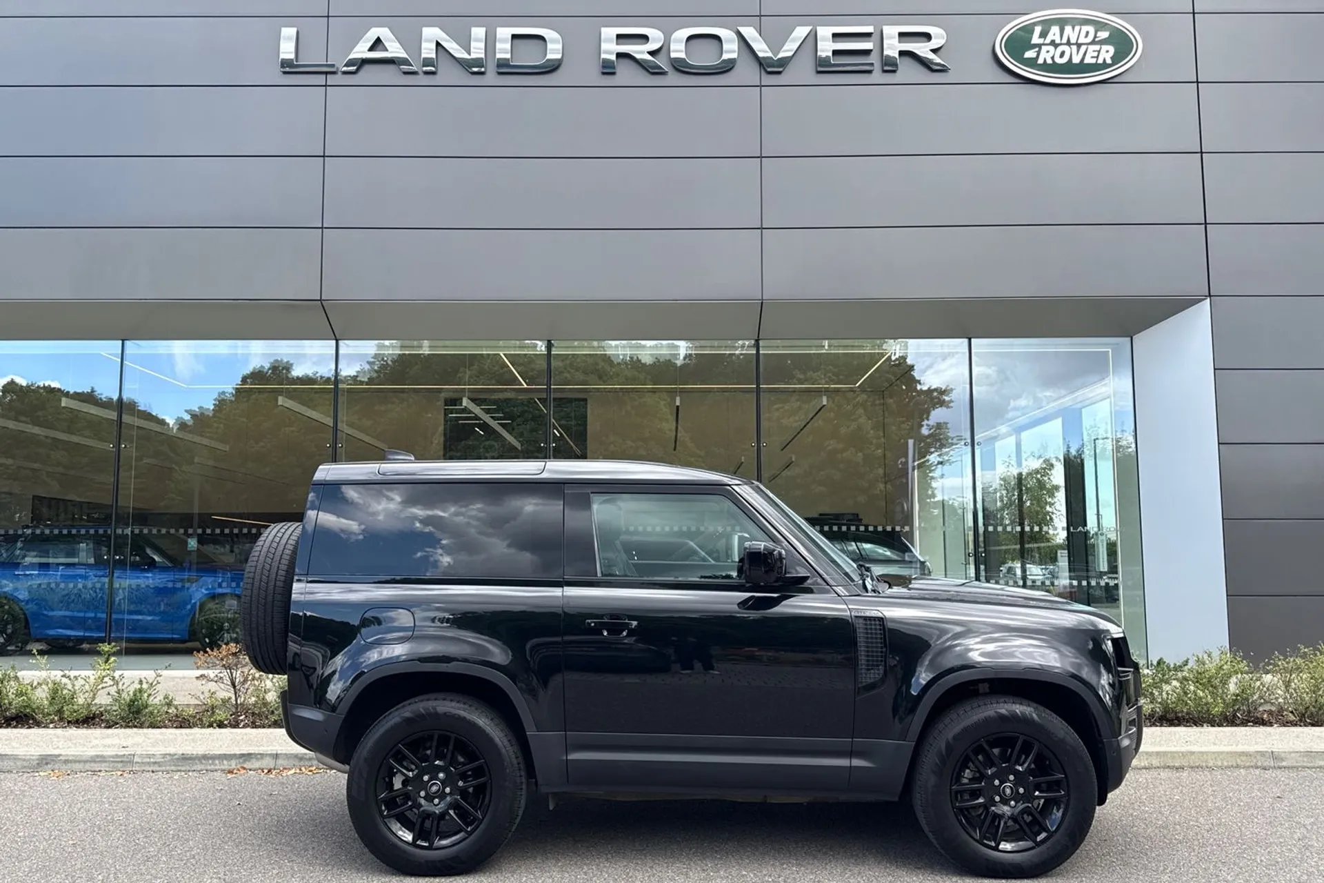 LAND ROVER DEFENDER thumbnail image number 2