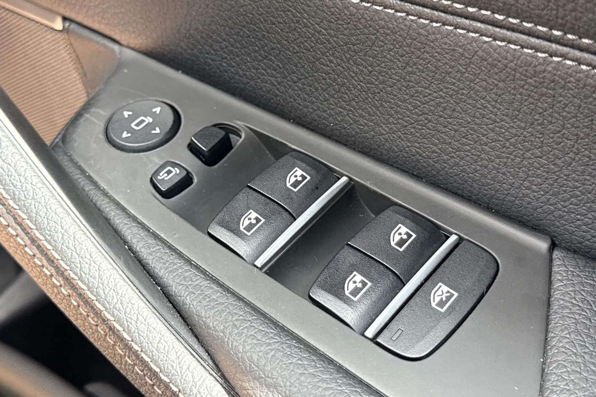BMW 5 SERIES thumbnail image number 18