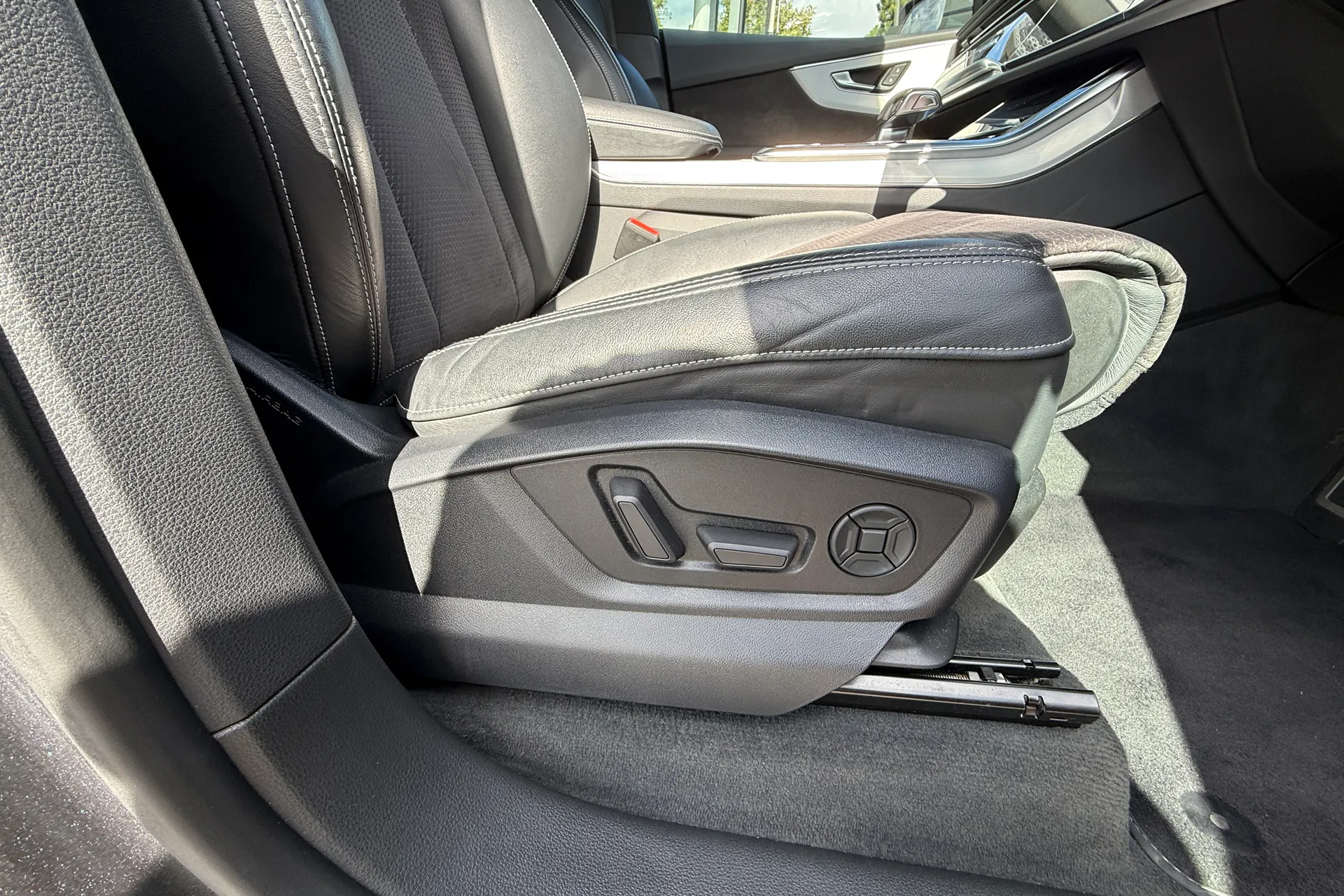 Audi Q8 thumbnail image number 15