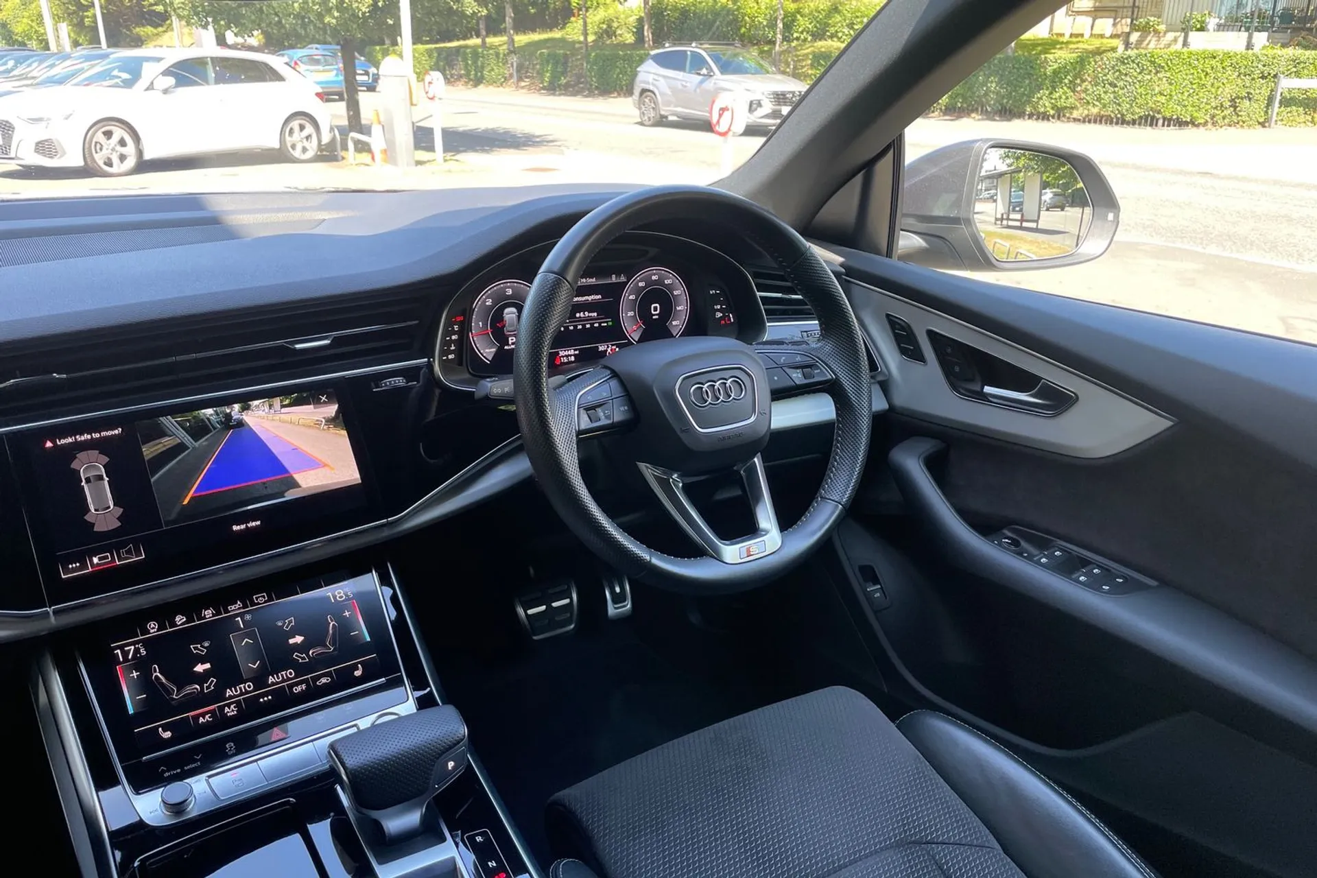 Audi Q8 thumbnail image number 32